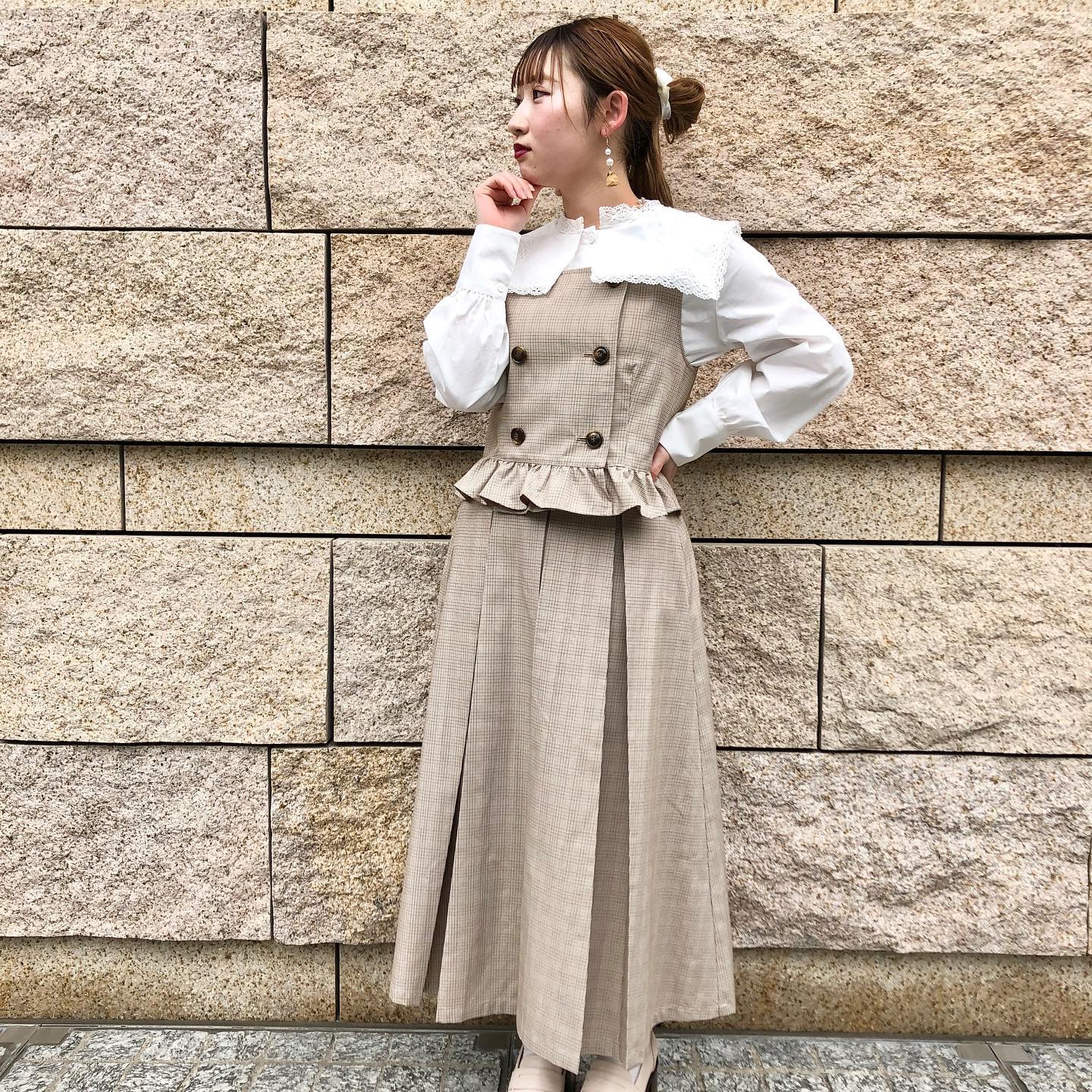 ︎﻿オススメのクラシカルなセットアップ﻿単品での販売なので別々でもお求め頂けます！﻿お友達とオソロで着用もオススメです﻿————————————————﻿EP142123B001﻿アソートフリルビスチェ﻿￥2530 with tax﻿﻿EP142131B002﻿ボックスプリーツフレアスカート﻿￥3190 with tax﻿﻿#emsexcite #エムズエキサイト﻿#emsexciteコーデ#ootd#code﻿#春服#プチプラ#プチプラコーデ﻿#セーラー襟#デカ襟#襟#ビックカラー﻿#ダブルボタン#クラシカル#フリル#ビスチェ﻿#ボックスプリーツ#プリーツスカート﻿#ガーリー#ガーリーコーデ#フレンチガーリー﻿#春コーデ#新作#人気アイテム﻿#双子コーデ#シミラールック#低身長コーデ
