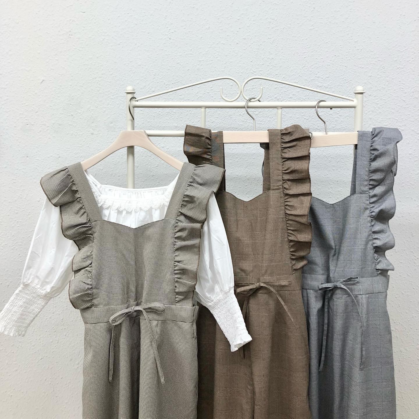 ︎今週店頭入荷の新作サロペットems定番のフリルサロペット今回は3色とも秋カラーでご用意しております————————————————EF142132T001スカラップフリルサロペット￥4290 with tax⁡⁡⁡#emsexcite #エムズエキサイト#emsexciteコーデ#ootd#code#秋服#プチプラ#プチプラコーデ#秋コーデ#新作#人気アイテ厶#サロペット#フリルサロペット#チェック#グレンチェック#千鳥柄#ガーリーコーデ#ブラウンコーデ#モノトーンコーデ#トレンドファッション#参戦服#量産型