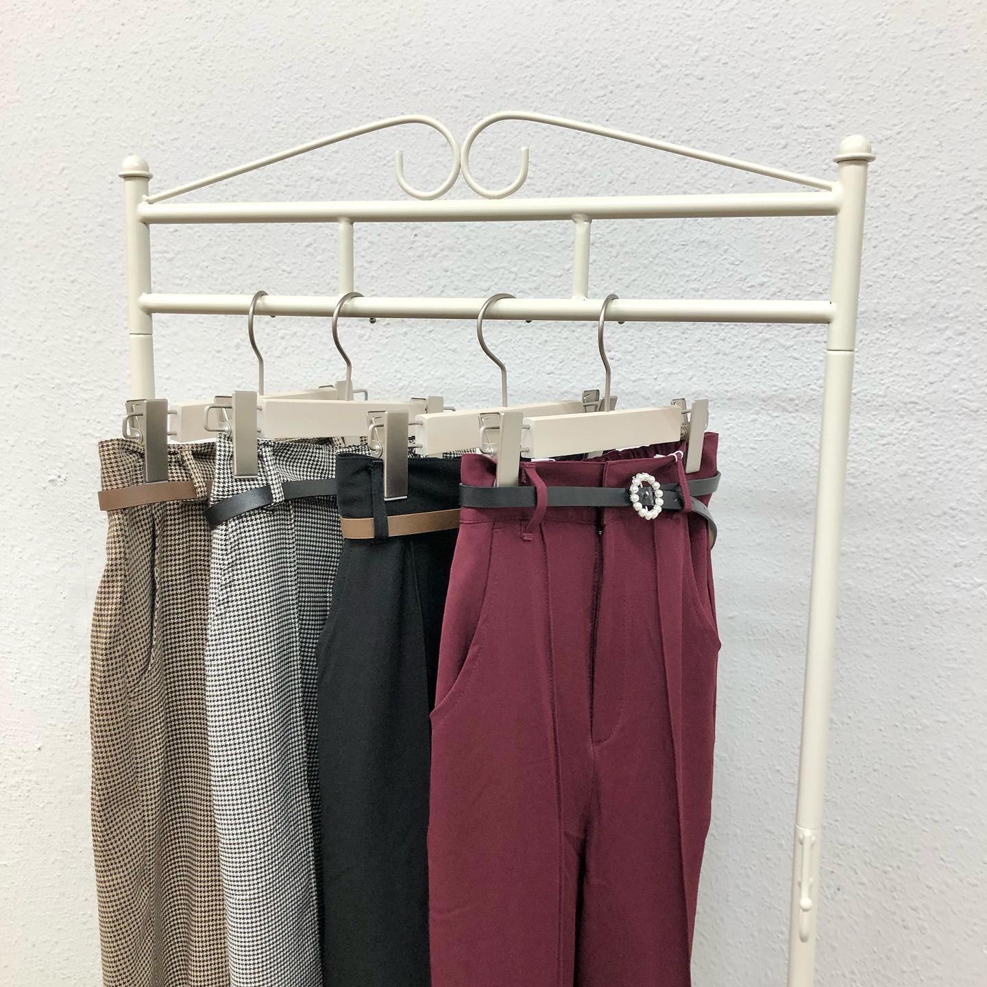 ︎今週店頭入荷の新作パンツインスタライブでも反響の良かったアイテムですemsらしいパールベルトがセット！————————————————EA134832T002ベルト付セミフレアパンツ￥3190 with tax⁡⁡着用staff 148cm⁡#emsexcite #エムズエキサイト#emsexciteコーデ#ootd#code#秋服#プチプラ#プチプラコーデ#秋コーデ#新作#人気アイテ厶#パンツ#フレアパンツ#スリット#ベルト#ベルトセット#パールベルト#ボルドー#スラックス#センタープレス#キレイめコーデ#ダークトーンコーデ#チェックパンツ#千鳥柄#トレンドファッション#参戦服#量産型