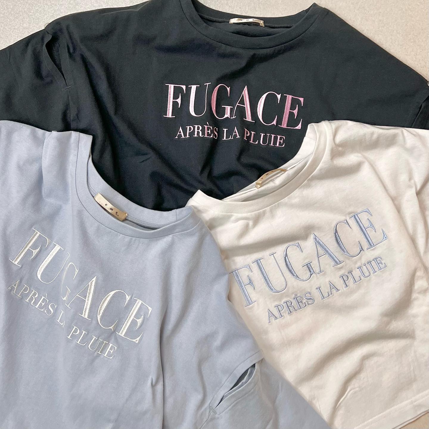 ♡今週店頭入荷の新作ロゴTee袖のボタンは開けて着用も可能です??シアーインナー合わせもオススメ！————————————————EL257111T003肩あきロゴ刺繍Tee¥2090 with tax⁡⁡#emsexcite #エムズエキサイト#emsexciteコーデ#ootd#code#夏服#プチプラ#プチプラコーデ#夏コーデ#新作#人気アイテム#肩あきt#ロゴ刺繍#ロゴt#刺繍t#tシャツ#ガーリーコーデ#シアーインナー#オソロコーデ#韓国コーデ#韓国ファッション#きょこ#量産型#ライブ参戦#カラーコーデ#トレンドファッション#参戦服⁡
