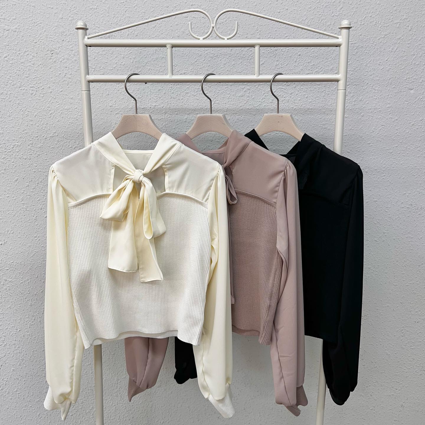 ♡店頭入荷中ems人気のボウタイのデザインニットフロッキーのスカート合わせで大人ガーリーに————————————————————EP341512G002ボウタイニットプルオーバー￥3190⁡⁡⁡#emsexcite #エムズエキサイト#emsexciteコーデ#ootd#code#春服#プチプラ#プチプラコーデ#春コーデ#新作#人気アイテム#ボウタイ#ボウタイニット#リボン#リボンニット#ニット#フロッキー#大人ガーリー#モノトーンガーリー#フレンチガーリー#ガーリーコーデ#ライブ参戦服#ライブ参戦#オススメコーデ#トレンドファッション#参戦服
