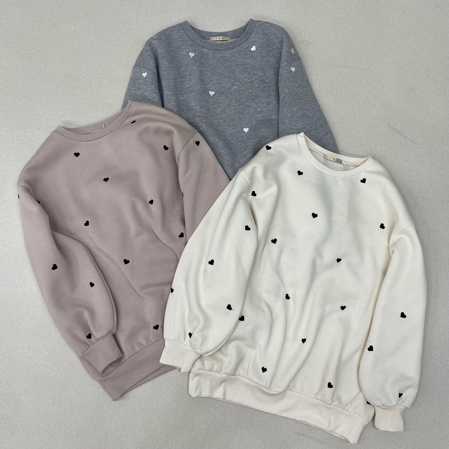 ? NEW ARRIVAL ?⁡⁡♡EP439411T002ランダムハートBIGトレーナー　¥3,850（税込）⁡【 color 】⁡white . pink . gray⁡大きめシルエットのトレーナーにハートの刺繍が散りばめられた、カジュアルガーリーなアイテム?⁡ショートパンツと合わせてチュニックワンピっぽく着ても、チュールスカートでフレンチガーリーに合わせてもおすすめです⁡⁡店舗今週入荷オンライン近日入荷#emsexcite #エムズエキサイト #emsexciteコーデ#冬コーデ #秋冬コーデ #冬コーディネート#トレーナー #ハート柄 #ハート刺繍 #トレーナーコーデ #オーバーサイズコーデ #オーバーサイズ#高見えコーデ #プチプラ高見えコーデ #高見えファッション　#大人ガーリー #大人ガーリーコーデ #ガーリーファッション #ガーリーコーデ #カジュアルガーリー#トレンドファッション #トレンドコーデ #トレンドアイテム