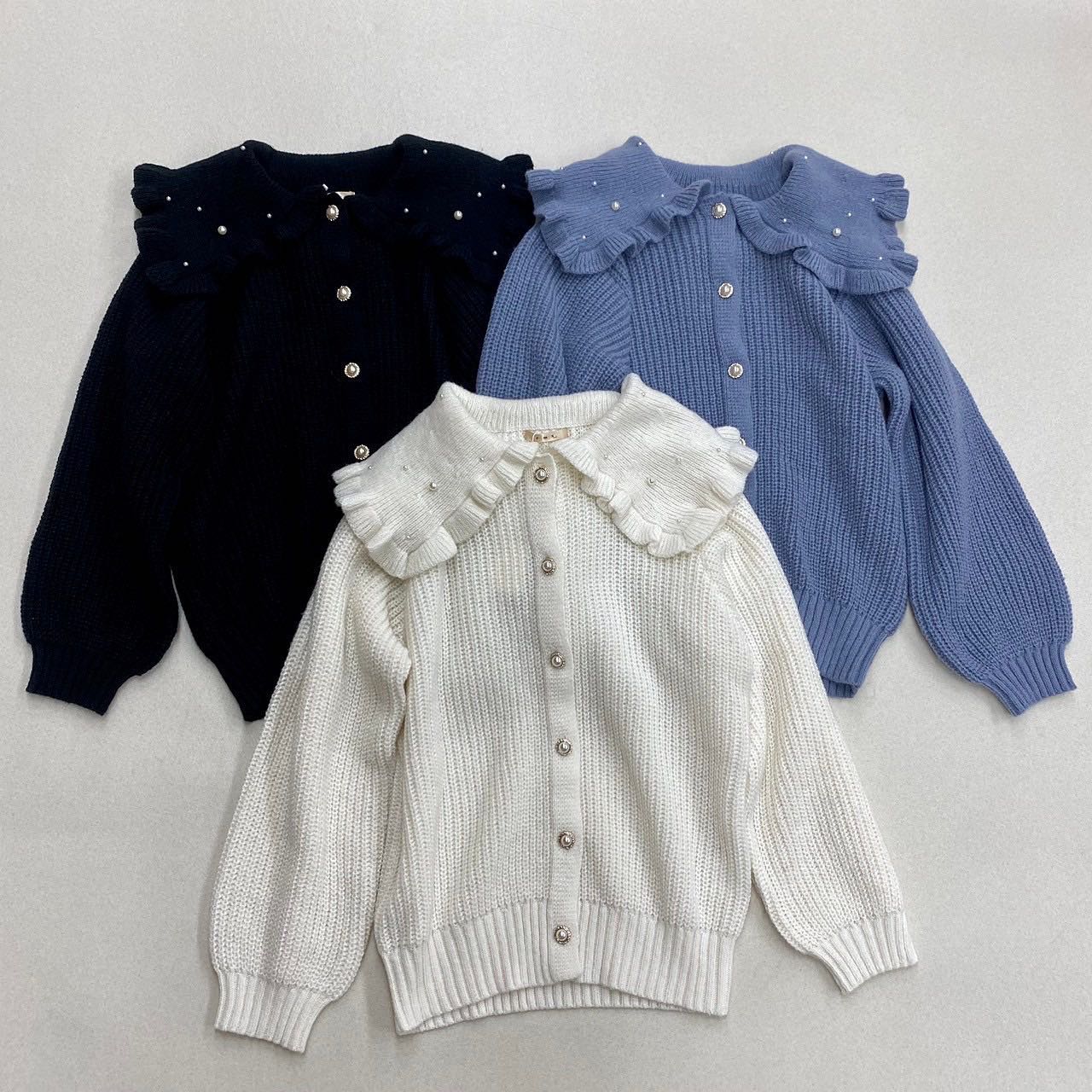 ? NEW ARRIVAL ?⁡⁡♡EU339412T001パール付きデカ襟カーデ　¥3,850（税込）⁡【 color 】⁡écru . blue . black⁡⁡襟部分にパールが散りばめられたデカ襟カーデ?⁡大きめシルエットで、気になるお尻周りもしっかりカバーしてくれます！⁡キャミワンピの上から羽織としても、ニットトップスとしてご着用いただいても可愛いアイテムです♡⁡着回し万能カーデ⁡⁡店舗入荷中オンライン近日入荷#emsexcite #エムズエキサイト #emsexciteコーデ#冬コーデ #秋冬コーデ #冬コーディネート#カーデ #カーディガン #カーディガンコーデ #デカ襟 #パール #パールアイテム #パール付き #着回しアイテム#高見えコーデ #プチプラ高見えコーデ #高見えファッション#大人ガーリー #大人ガーリーコーデ #フレンチガーリー #ガーリーファッション #ガーリーコーデ#トレンドファッション #トレンドコーデ #トレンドアイテム