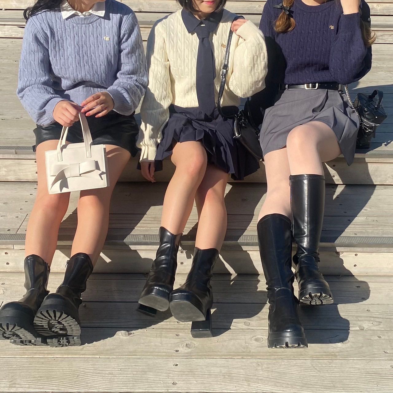 ? NEW ARRIVAL ?⁡⁡♡EP441512T006ロゴプレートケーブルニット　¥3,850（税込）⁡【 color 】⁡écru . blue . beige . navy⁡前回も大人気でした、プレート付きのケーブルニット?⁡今回はプレートがエムズのオリジナルロゴでワンポイントのデザインが可愛い♡⁡一枚で着るのはもちろんレイヤードして着用してもおすすめです⁡⁡店舗今週入荷オンライン近日入荷#emsexcite #エムズエキサイト #emsexciteコーデ #ロゴプレート　#ロゴ　#プレート　#ケーブルニット　#ケーブル #ニット　#ニットアイテム#高見えコーデ #プチプラ高見えコーデ #高見えファッション#大人ガーリー #大人ガーリーコーデ #フレンチガーリー #ガーリーファッション #ガーリーコーデ#トレンドファッション #トレンドコーデ #トレンドアイテム