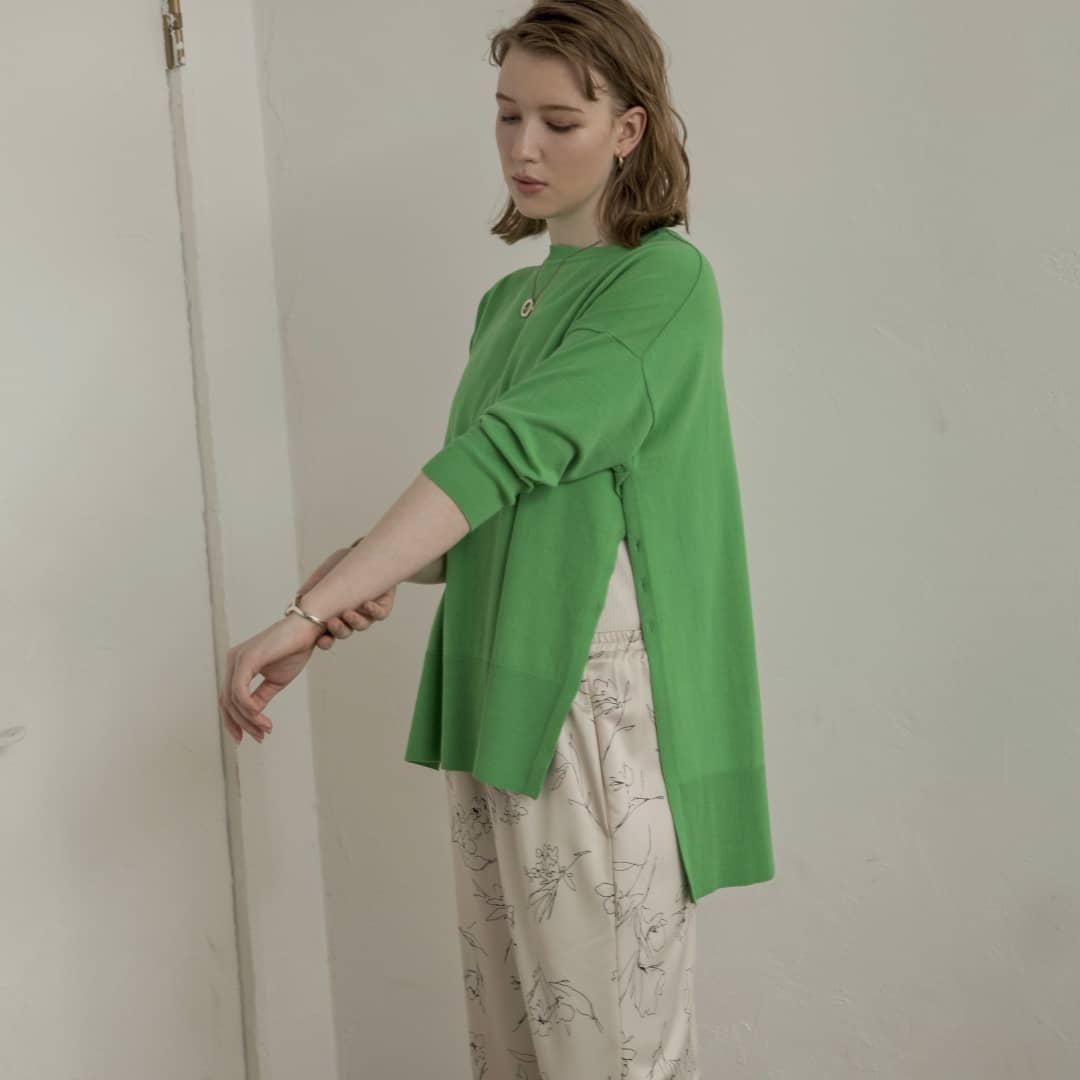 ﻿﻿﻿▷ｻｲﾄﾞｽﾘｯﾄﾆｯﾄﾌﾟﾙｵｰﾊﾞｰ￥6,900＋taxbeige/blue/green近日中に入荷予定。ｻｲﾄﾞｽﾘｯﾄのｻﾏｰﾆｯﾄ。春夏らしいｶﾗｰでご用意。ｽﾘｯﾄ部分はﾎﾞﾀﾝでとめることができます。ﾊﾟﾝﾂにもｽｶｰﾄにも◎鮮やかなｸﾞﾘｰﾝ、おすすめです。#kari&lili#カウリアンドリィリィ﻿﻿﻿#カウリ﻿﻿﻿#サマーニット#サイドスリットニット#韓国ファッション#大人コーデ﻿﻿#大人スタイル﻿﻿#fashion﻿﻿﻿﻿﻿﻿