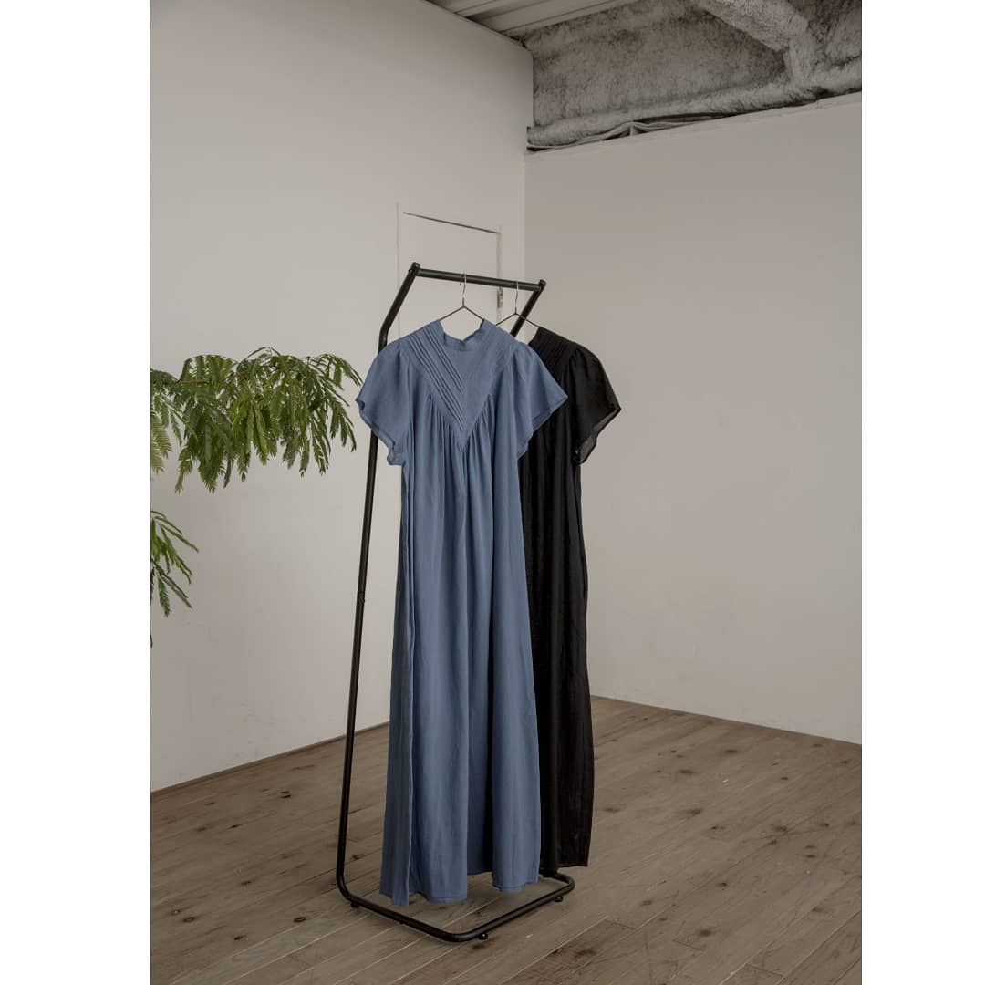 ▷コットンワッシャーワンピース¥8,500+taxblack/brown/blueオンラインストア入荷済み。バックリボンがポイント。柔らかい素材で着心地よしです。少し甘めの大人ワンピース。#kari&lili#カウリアンドリィリィ#カウリ#コットンワンピース#バックリボン#ワンピスタイル#ワンピコーデ#大人ワンピ#韓国コーデ#韓国ファッション#大人コーデ#大人スタイル#fashion