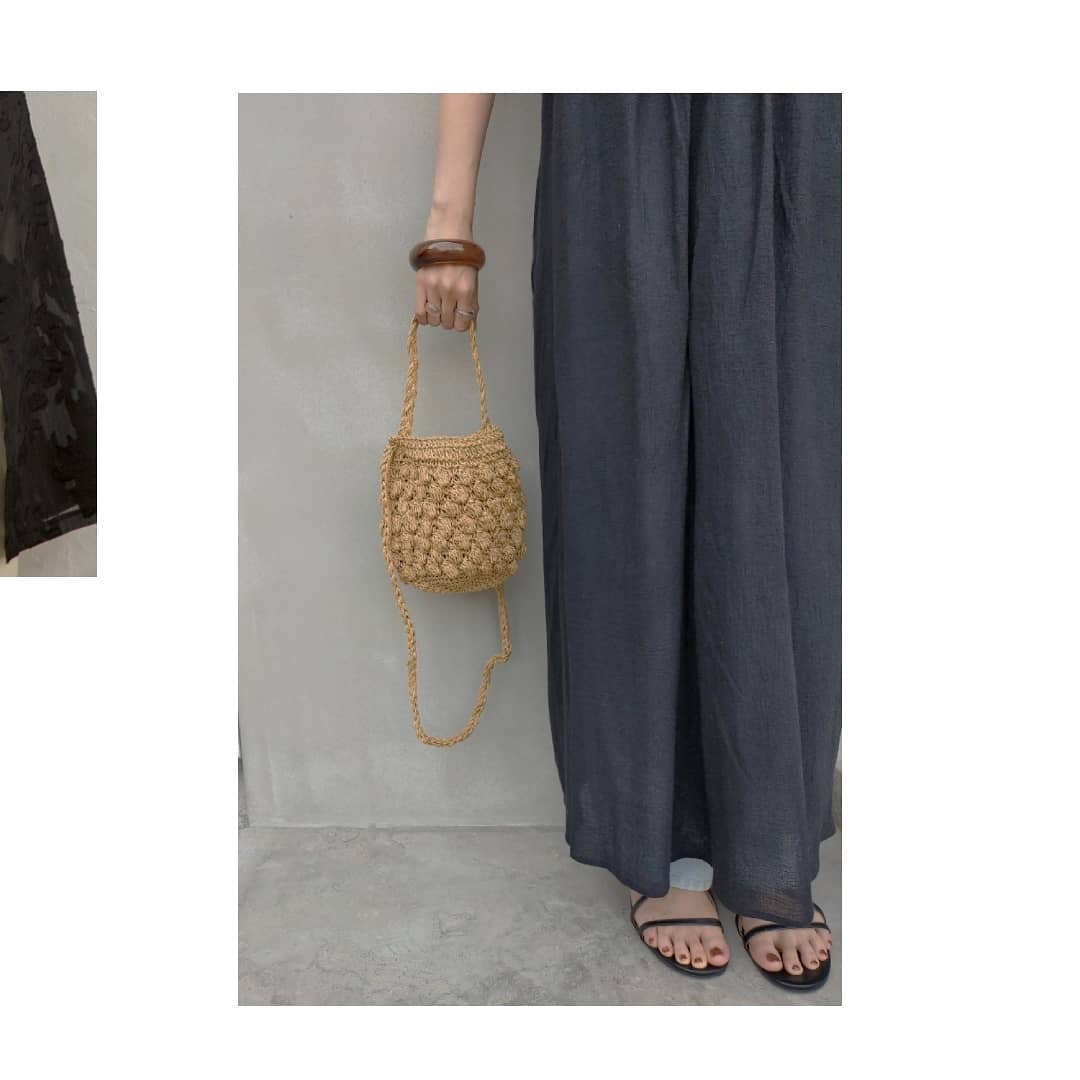 ▷ペーパーミニショルダーバッグ¥3,900+taxbeige/brownオンラインストア入荷済み。 ころんとしたペーパーミニショルダー。クチは巾着になっています。#kari&lili#カウリアンドリィリィ#カウリ#ペーパーショルダー#ショルダーバッグ#ペーパーミニショルダー#ペーパーバッグ#かごバッグ#韓国コーデ#韓国ファッション#大人コーデ#大人スタイル#fashion