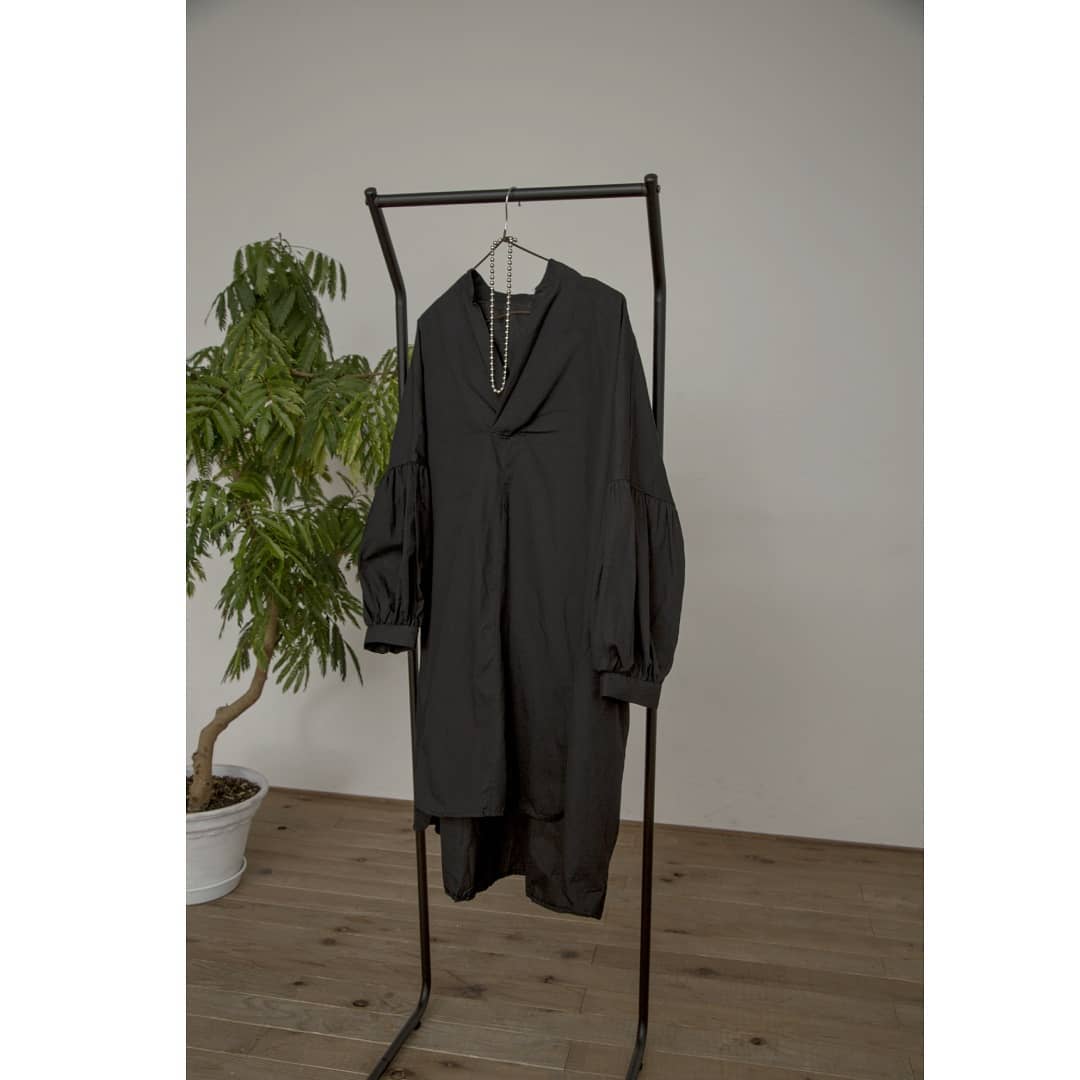 ▷ボリュームスキッパーチュニック¥5,900+taxblack/whiteオンラインストア入荷済み。お袖のボリューム感が素敵。#kari&lili#カウリアンドリィリィ#カウリ#ロングシャツ#シャツワンピース#ロングシャツワンピ#袖ボリューム#ワンピスタイル#ワンピコーデ#大人ワンピ#韓国コーデ#韓国ファッション#大人コーデ#大人スタイル#fashion