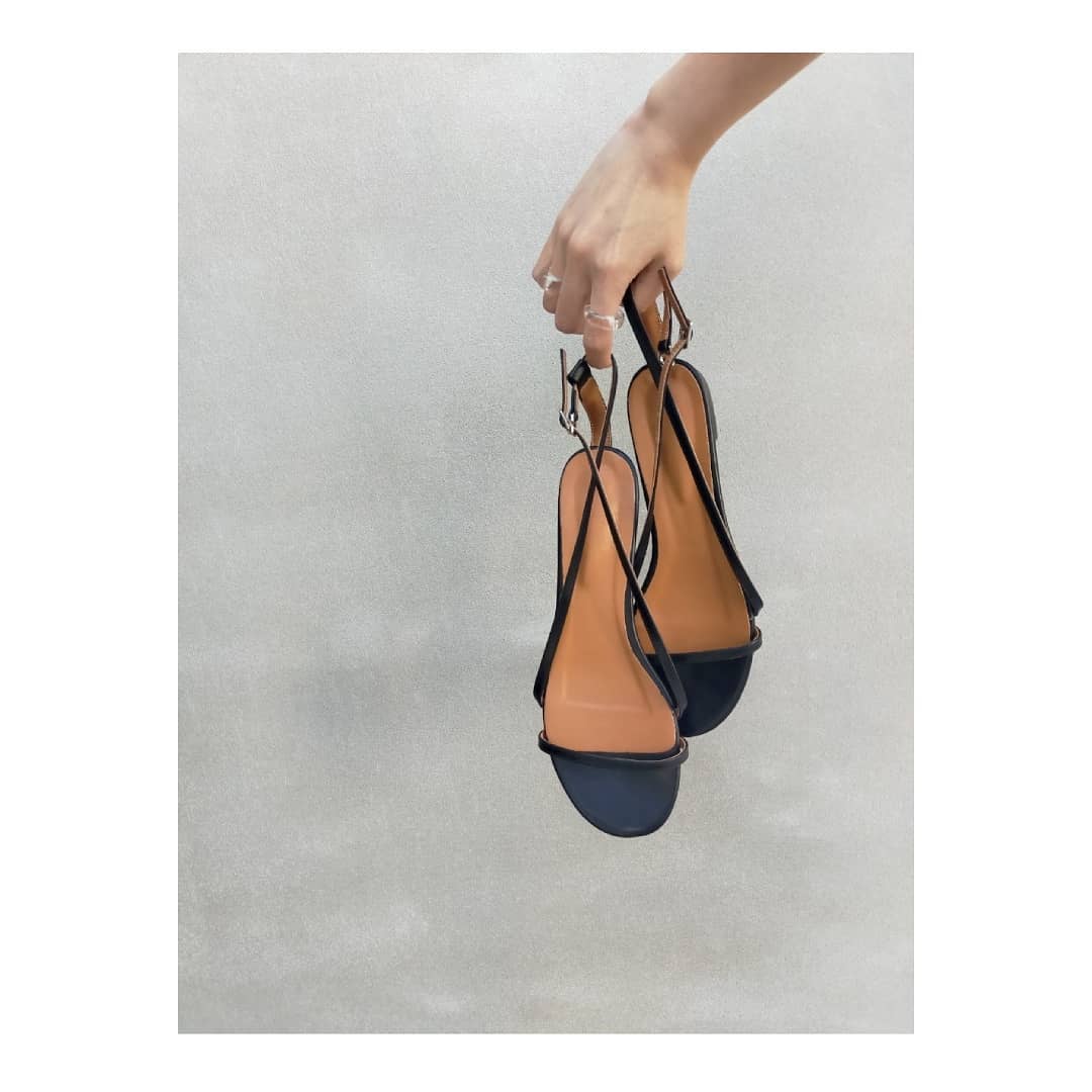 ▷クロスラインレザーサンダル¥5,500+taxwhite/black/brown/yellowsize:S/M/L/LLオンラインストア入荷済み。細めのクロスラインが足元を綺麗にみせます。楽なぺたんこサンダルは一足は備えておきたいアイテム。#kari&lili#カウリアンドリィリィ#カウリ#サンダル#レザーサンダル#クロスサンダル#クロスラインサンダル#韓国ファッション#大人コーデ#大人スタイル#fashion