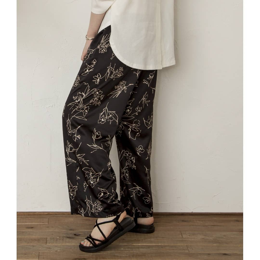 ﻿﻿▷flower pt pants￥7,900＋taxblack/whiteｵﾝﾗｲﾝｽﾄｱ入荷済み。柄ﾎﾞﾄﾑはｺｰﾃﾞｨﾈｰﾄのｱｸｾﾝﾄ使いにとっても便利。ふだん無地などのﾍﾞｰｼｯｸｽﾀｲﾙが多い方は、1着あると着回しがきいておすすめです。#kari&lili#カウリアンドリィリィ﻿﻿﻿#カウリ﻿﻿﻿#パンツ#リラックスパンツ#柄パンツ#柄ボトム#パンツスタイル#パンツコーデ#フラワープリント#韓国コーデ#韓国ファッション#大人コーデ﻿﻿#大人スタイル﻿﻿#fashion﻿﻿﻿﻿﻿﻿