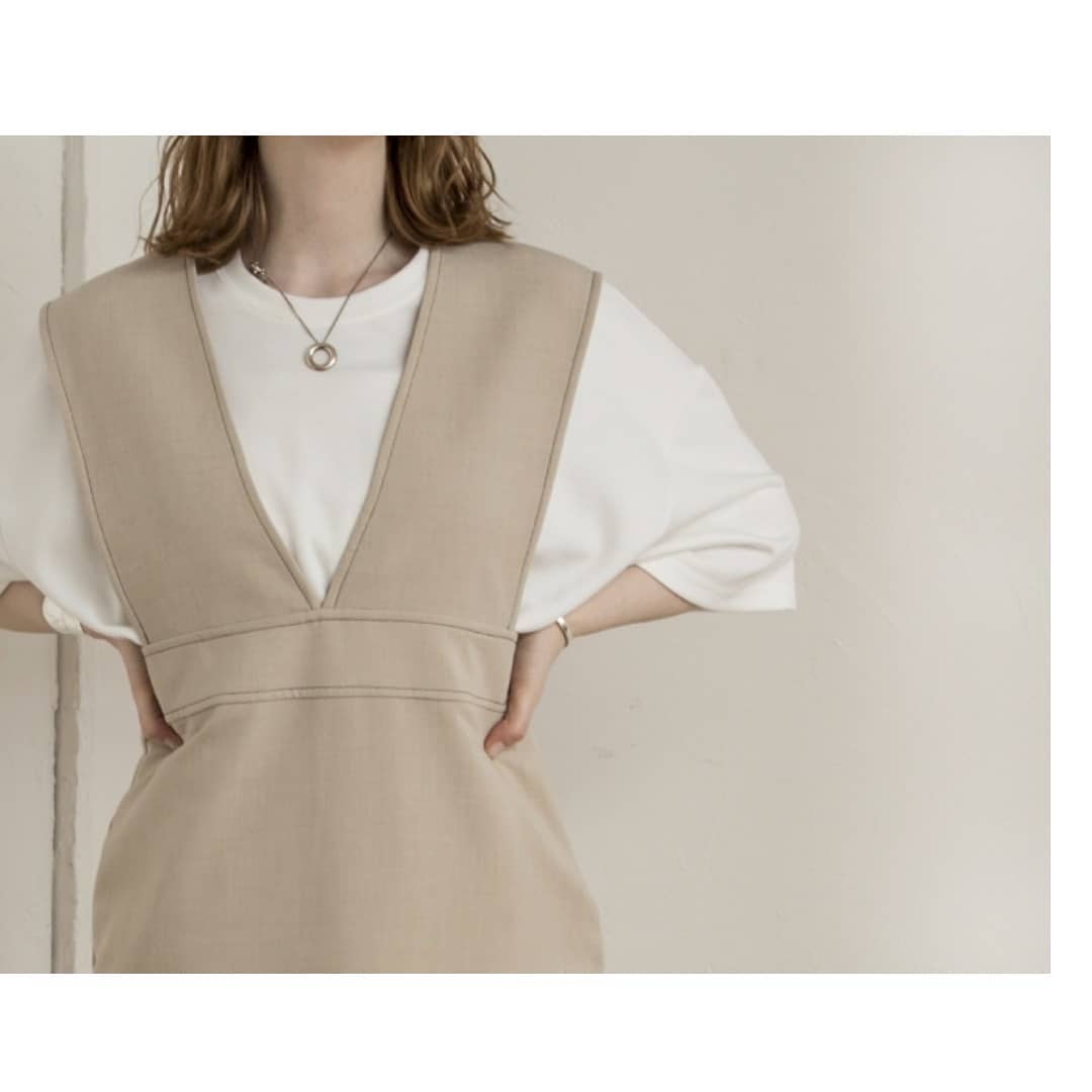 ▷big silhouette tee¥4,500+taxblue/white/blackオンラインストア入荷済み。柔らか素材のビックシルエットTee。デイリーユースしやすいアイテム。▷Vネックジャンスカ¥7,900+taxbeige/blackオンラインストア入荷済み。配色ステッチやバックボタンがポイント。インナーを変えて色々遊べます。#kari&lili#カウリアンドリィリィ#カウリ#ジャンスカ#ビッグtee#韓国コーデ#韓国ファッション#大人コーデ#大人スタイル#fashion