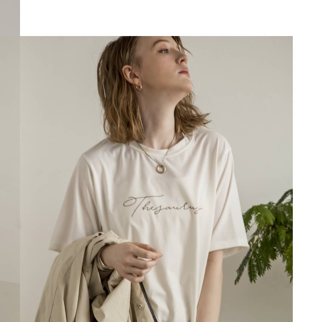 ▷front pt tee¥3,900+taxwhiteオンラインストア入荷済み。華奢な英字ロゴなのでカジュアルスタイルすぎないロゴTee。#kari&lili#カウリアンドリィリィ#カウリ#ロゴTee#ロゴカットソー#韓国コーデ#韓国ファッション#大人コーデ#大人スタイル#fashion