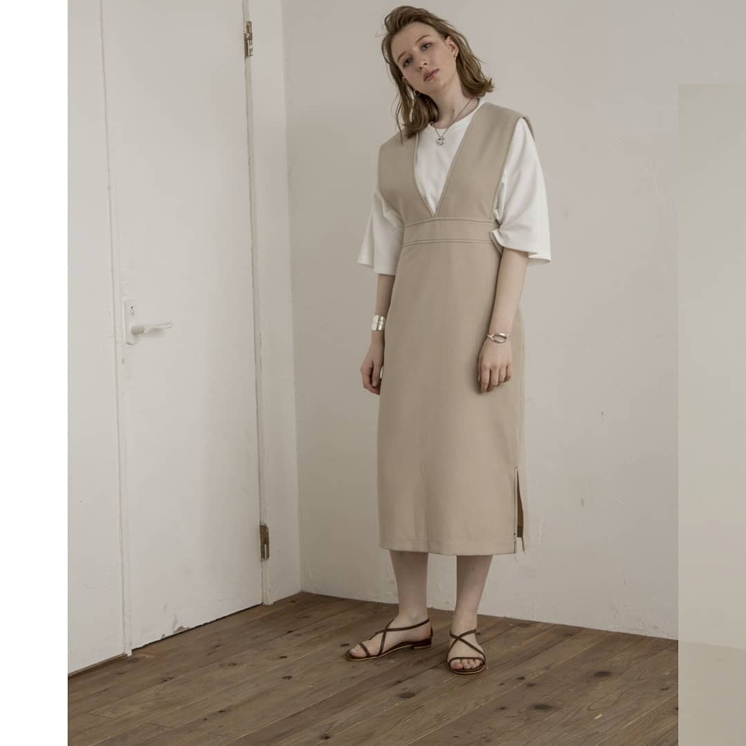 ▷Vﾈｯｸｼﾞｬﾝｽｶ￥7,900＋taxbeige/blackｵﾝﾗｲﾝｽﾄｱ入荷済み。配色ｽﾃｯﾁやﾊﾞｯｸﾎﾞﾀﾝがﾎﾟｲﾝﾄ。ｲﾝﾅｰを変えて色々遊べます。#kari&lili#カウリアンドリィリィ﻿﻿﻿#カウリ﻿﻿﻿#ジャンスカ#韓国コーデ#韓国ファッション#韓国#淡色コーデ#大人コーデ﻿﻿#大人スタイル﻿﻿#fashion﻿﻿﻿﻿﻿﻿