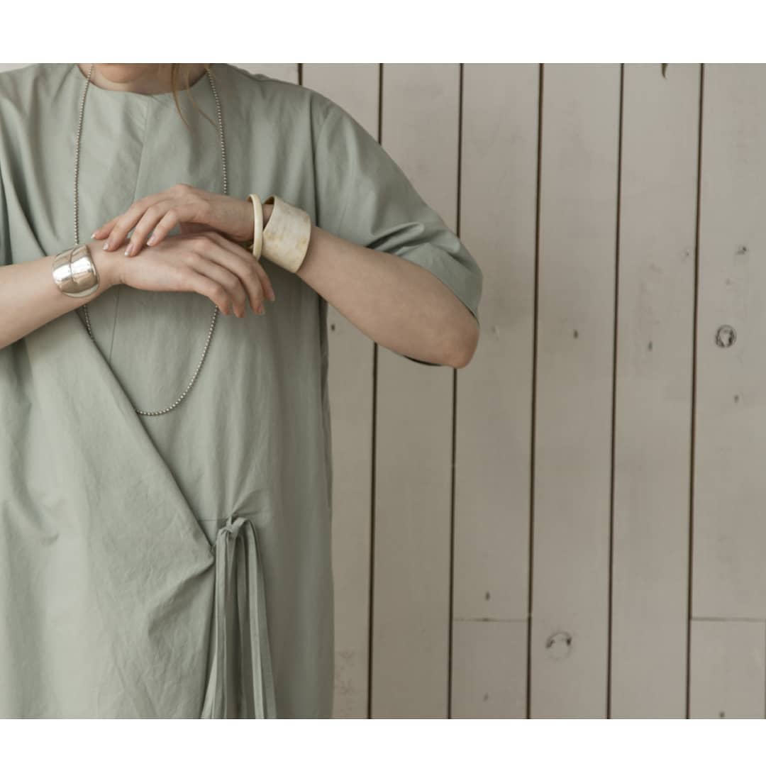 ▷ウエストリボンワンピース¥7,900+taxblack/beige/greenオンラインストア入荷済み。ウエスト部分で結ぶデザイン。さらっと1枚で。#kari&lili#カウリアンドリィリィ#カウリ#ウエストリボンワンピース#ウエストリボンワンピ#ワンピコーデ#ワンピスタイル#デザインワンピ#大人ワンピ#ナチュラルワンピ#高見えワンピ#韓国コーデ#韓国ファッション#大人コーデ#大人スタイル#fashion