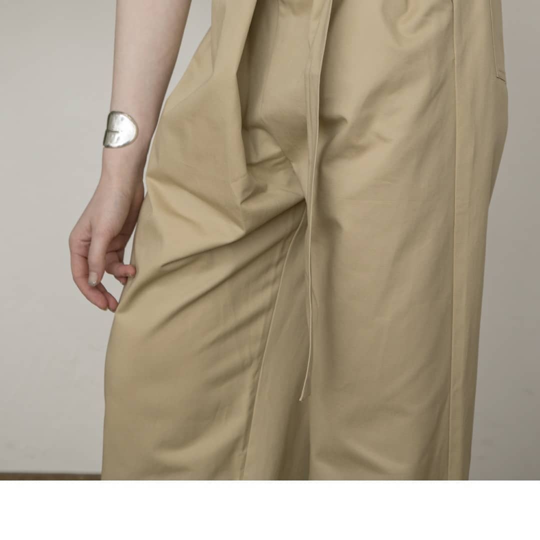 ▷ｳｴｽﾄﾀｯｸﾜｲﾄﾞﾊﾟﾝﾂ￥6,900＋taxbeige/light beigeｵｰﾊﾞｰｻｲｽﾞでゆるいｼﾙｴｯﾄが素敵なﾁﾉﾊﾟﾝ。丈感は長めなのでご自身の身長に合わせてﾛｰﾙｱｯﾌﾟしてご着用ください。#kari&lili#カウリアンドリィリィ﻿﻿﻿#カウリ﻿﻿﻿#タックパンツ#ワイドタックパンツ#チノパンツ#ワイドチノパンツ#韓国コーデ#韓国ファッション#韓国#大人コーデ﻿﻿#大人スタイル﻿﻿#fashion﻿﻿﻿﻿﻿﻿