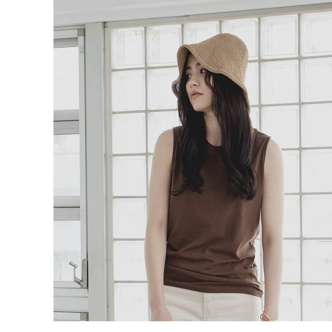 .▷no sleeve tee￥3,900＋taxbrown/oatmealﾍﾞｰｼｯｸなﾉｰｽﾘｰﾌﾞTee。合わせるﾎﾞﾄﾑを選ばず、ﾃﾞｲﾘｰに活躍します。#kari&lili⁡#カウリアンドリィリィ⁡#カウリ⁡#韓国#韓国コーデ#韓国ファッション#韓国スタイル#ノースリーブ#淡色スタイル#fashion#wear#大人スタイル#大人コーデ#大人可愛い#大人女子#高見え