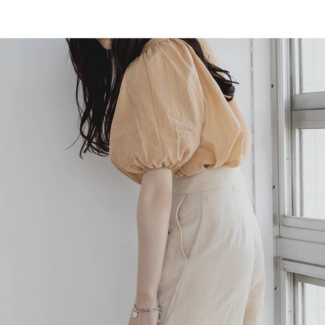 ▷v-neck gather sheer BL￥6,900＋taxorange/beigeｵﾝﾗｲﾝｽﾄｱ入荷済み。ほんのりｼｱｰなﾎﾞﾘｭｰﾑﾌﾞﾗｳｽ。淡色系のｺｰﾃﾞｨﾈｰﾄやﾘﾈﾝｱｲﾃﾑとよく合います。⁡⁡#kari&lili⁡#カウリアンドリィリィ⁡#カウリ⁡#韓国#韓国コーデ#韓国ファッション#韓国スタイル#淡色#淡色女子#淡色コーデ#淡色スタイル