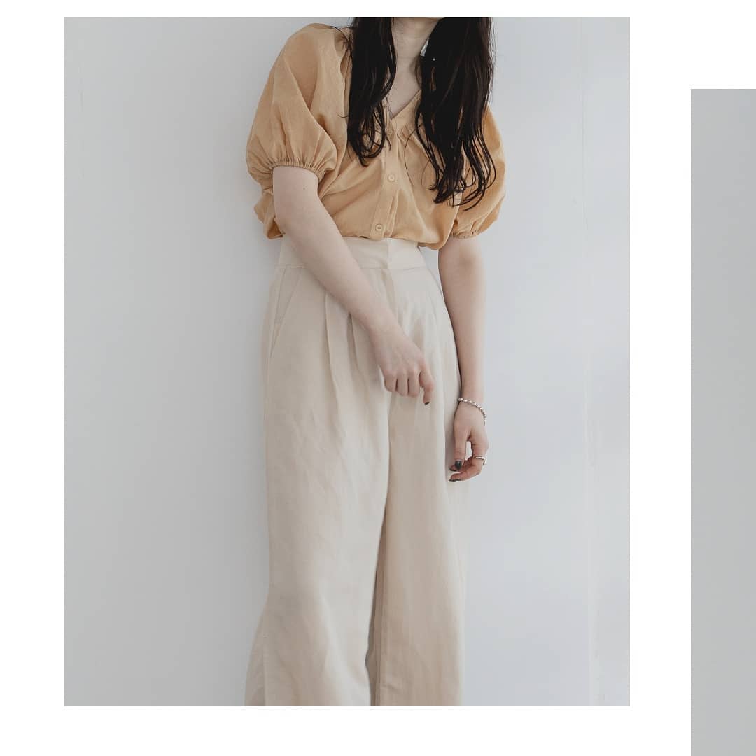 ▷v-neck gather sheer BL￥6,900＋taxorange/beigeｵﾝﾗｲﾝｽﾄｱ入荷済み。ほんのりｼｱｰなﾎﾞﾘｭｰﾑﾌﾞﾗｳｽ。淡色系のｺｰﾃﾞｨﾈｰﾄやﾘﾈﾝｱｲﾃﾑとよく合います。⁡⁡#kari&lili⁡#カウリアンドリィリィ⁡#カウリ⁡#韓国#韓国コーデ#韓国ファッション#韓国スタイル#淡色#淡色女子#淡色コーデ#淡色スタイル