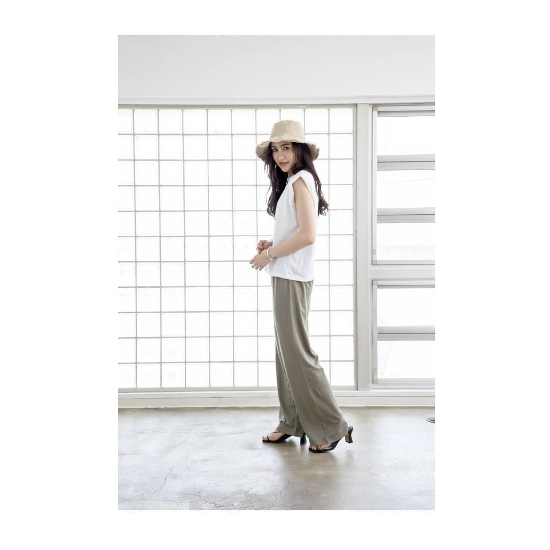▷easy pants￥5,900＋taxkhaki/Blackさらりとﾗﾌに穿いて頂けるｲｰｼﾞｰﾊﾟﾝﾂ。ｳｴｽﾄ部分はｺﾞﾑ仕様です。#カウリアンドリィリィ#カウリ#kariandlili#韓国#韓国ファッション#韓国コーデ#韓国スタイル#大人コーデ#大人スタイル#大人可愛い#fashion#wear#easypants#イージーパンツ#パンツ#夏パンツ#ラフパンツ#大人パンツ#パンツスタイル#パンツコーデ#pants
