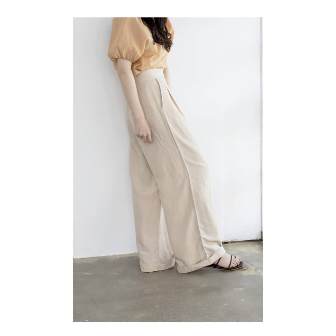 ▷front tack linen pants￥7,900＋taxbeige/ivorysize:S/Mさらっとしたﾘﾈﾝ混ﾊﾟﾝﾂ。ｳｴｽﾄまわりはすっきりと、ﾚｯｸﾞ部分はﾜｲﾄﾞめなので綺麗なｼﾙｴｯﾄです。#カウリアンドリィリィ#カウリ#kariandlili#韓国#韓国ファッション#韓国コーデ#韓国スタイル#大人コーデ#大人スタイル#大人可愛い#fashion#wear#easypants#リネンパンツ#パンツ#夏パンツ#ラフパンツ#大人パンツ#パンツスタイル#パンツコーデ#pants