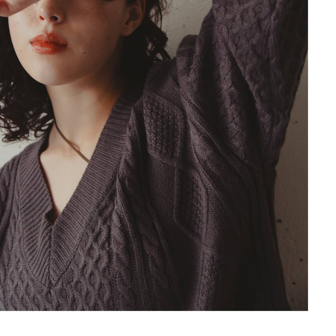 .▷v-neck knit PO￥5,900＋taxcharcoal/brownバックシャンのウール混ニット。レイヤードスタイルがおすすめ。..