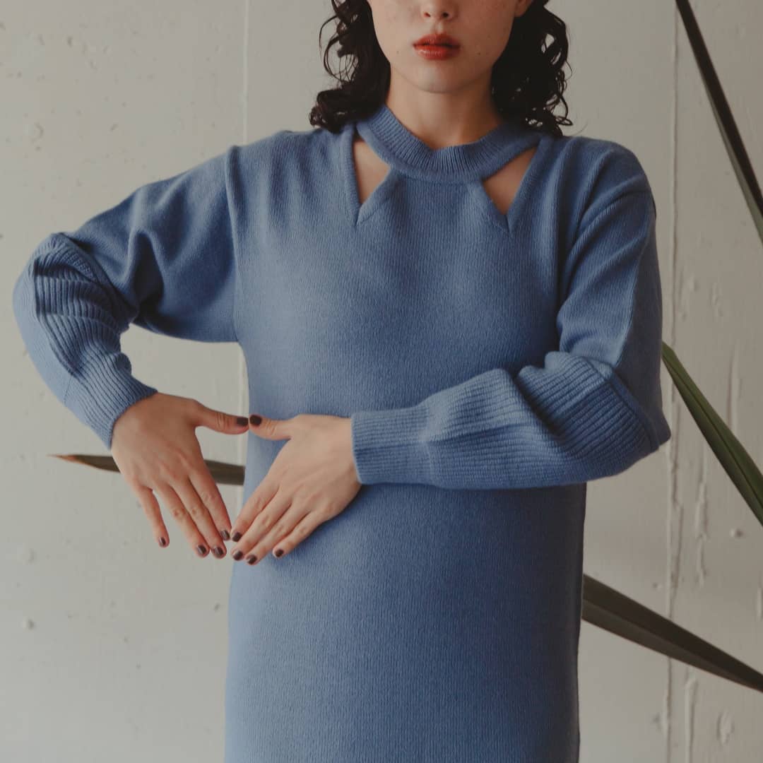 .▷デザインカッティングワンピース￥5,900＋taxblue/black/beigeカッティングデザインがポイントのニットワンピース。1枚でさらっと。..