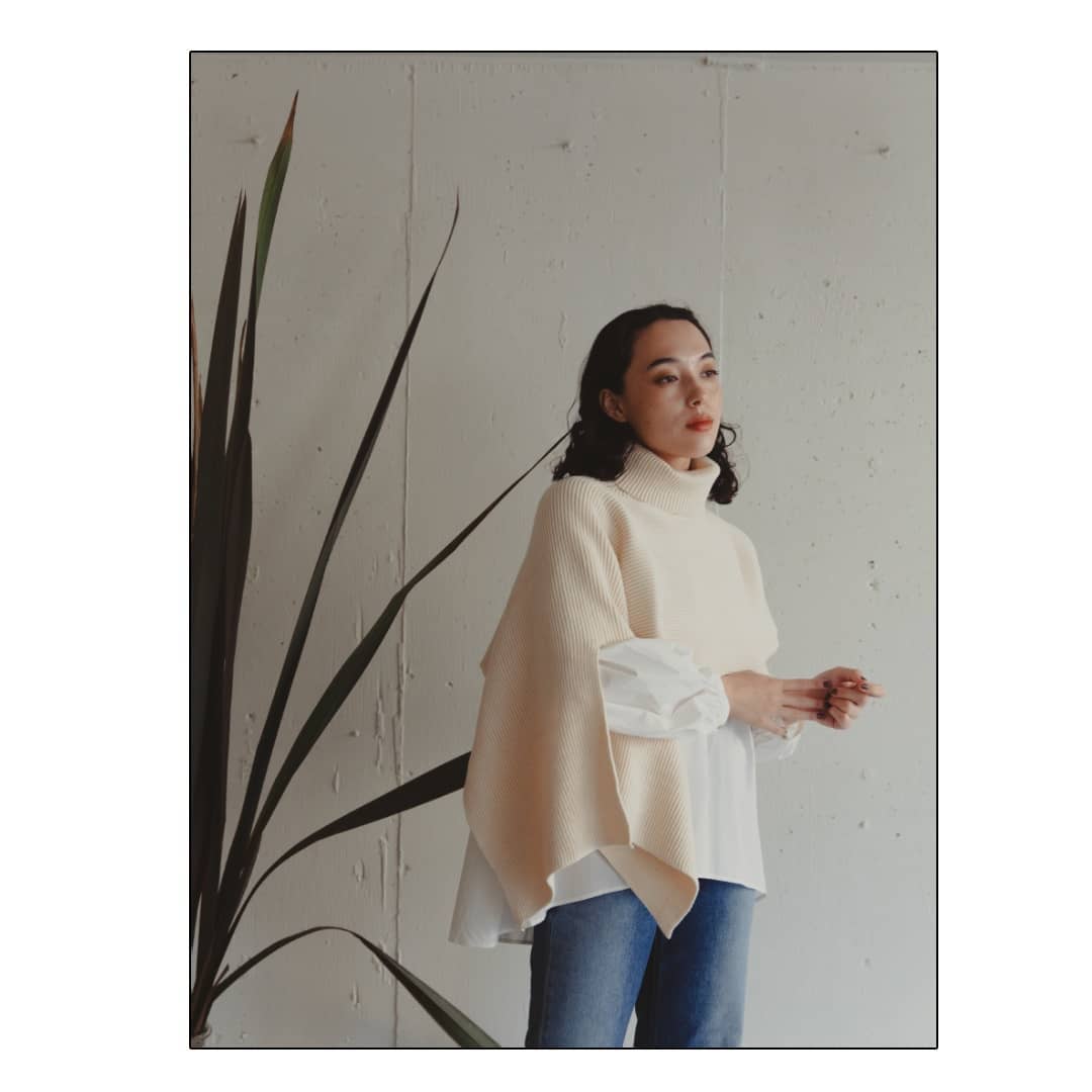 .▷turtle neck knit PO￥5,900＋taxblack/ivory/beigeアシンメトリーのシルエットが素敵なニットプルオーバー。今年らしいレイヤードスタイルに。中はブラウスやタイトなニットもよく合います。..