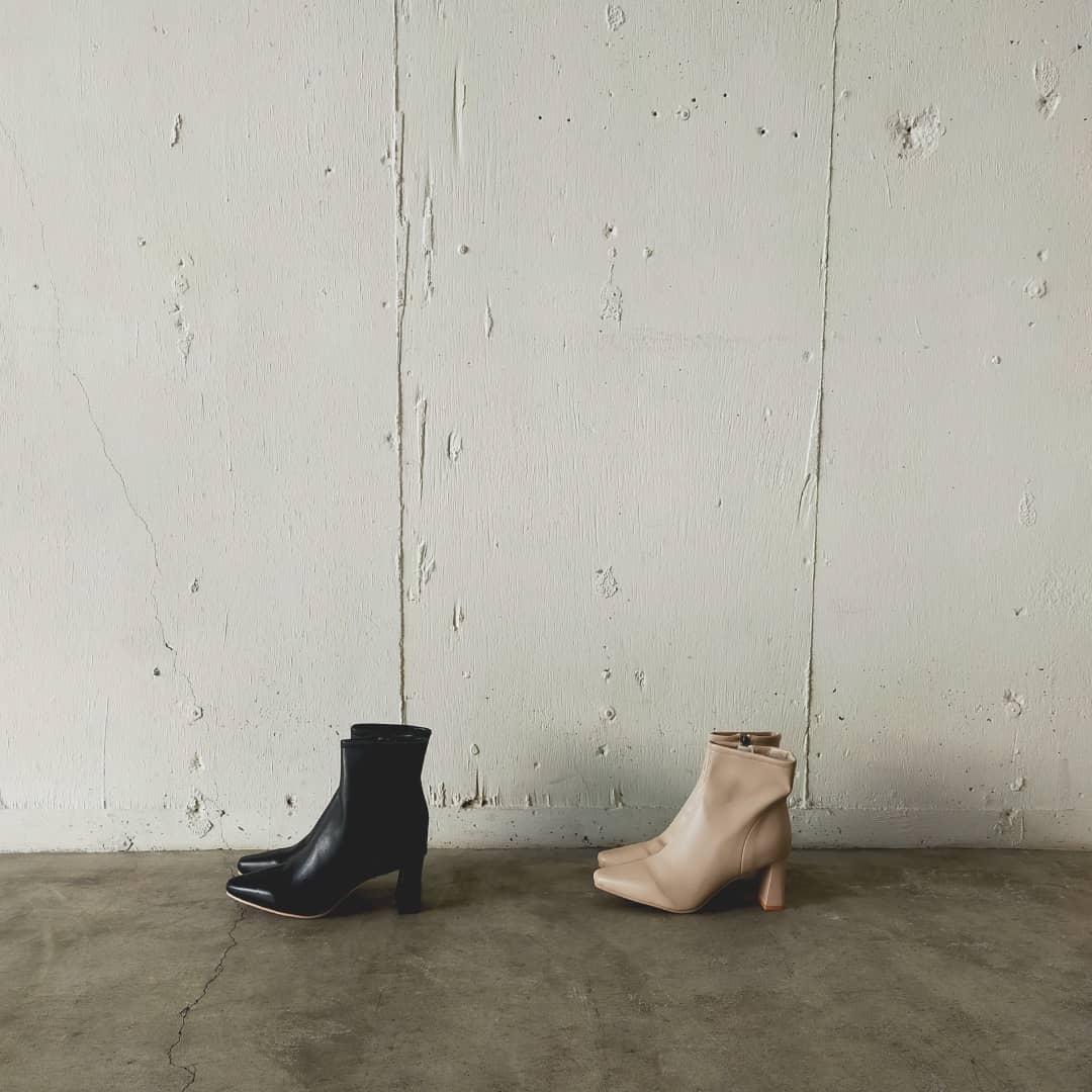 ..▷stretch short boots￥6,900＋taxblack/ivorysize:S/M/Lデイリーユースにおすすめのシンプルなショートブーツ。内側ジップ仕様。サイドから見たヒール部分のシルエットが華奢見えするのでかなり大人目な印象になり、シルエットが綺麗。..