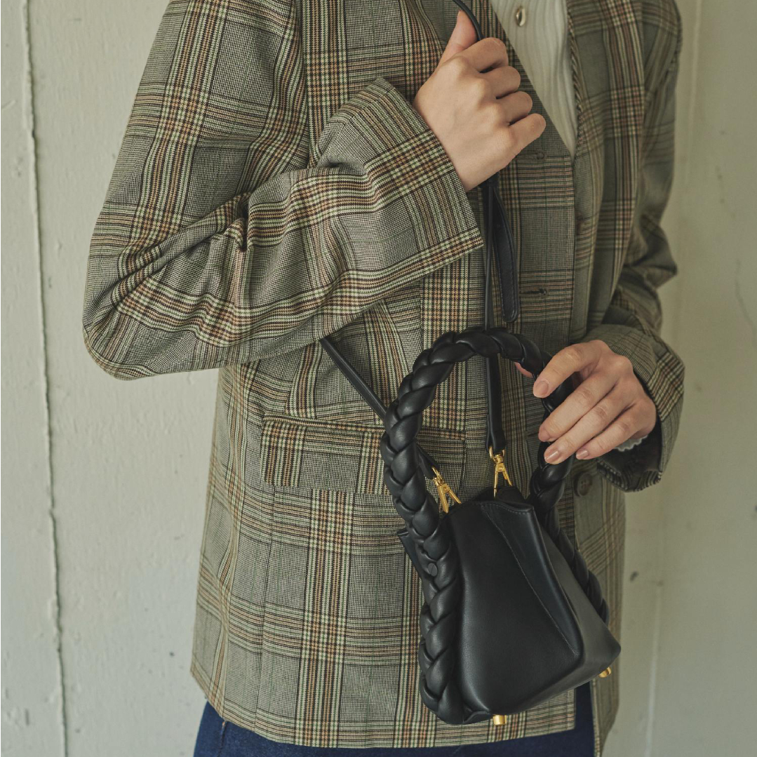 ▷twist handle bag¥9,790taxinblack品番：WW257343T00#kariandlili #kari #カウリアンドリィリィ #カウリ #トレンド #トレンドアイテム #30代コーデ #20代コーデ #大人ファッション #大人スタイル #大人コーデ #大人カジュアル #大人フェミニン #高見え #高見えアイテム #大人のプチプラ #大人プチプラコーデ #ハンドバッグ  #ツイストバッグ #ハンドバッグコーデ #小さめバッグ