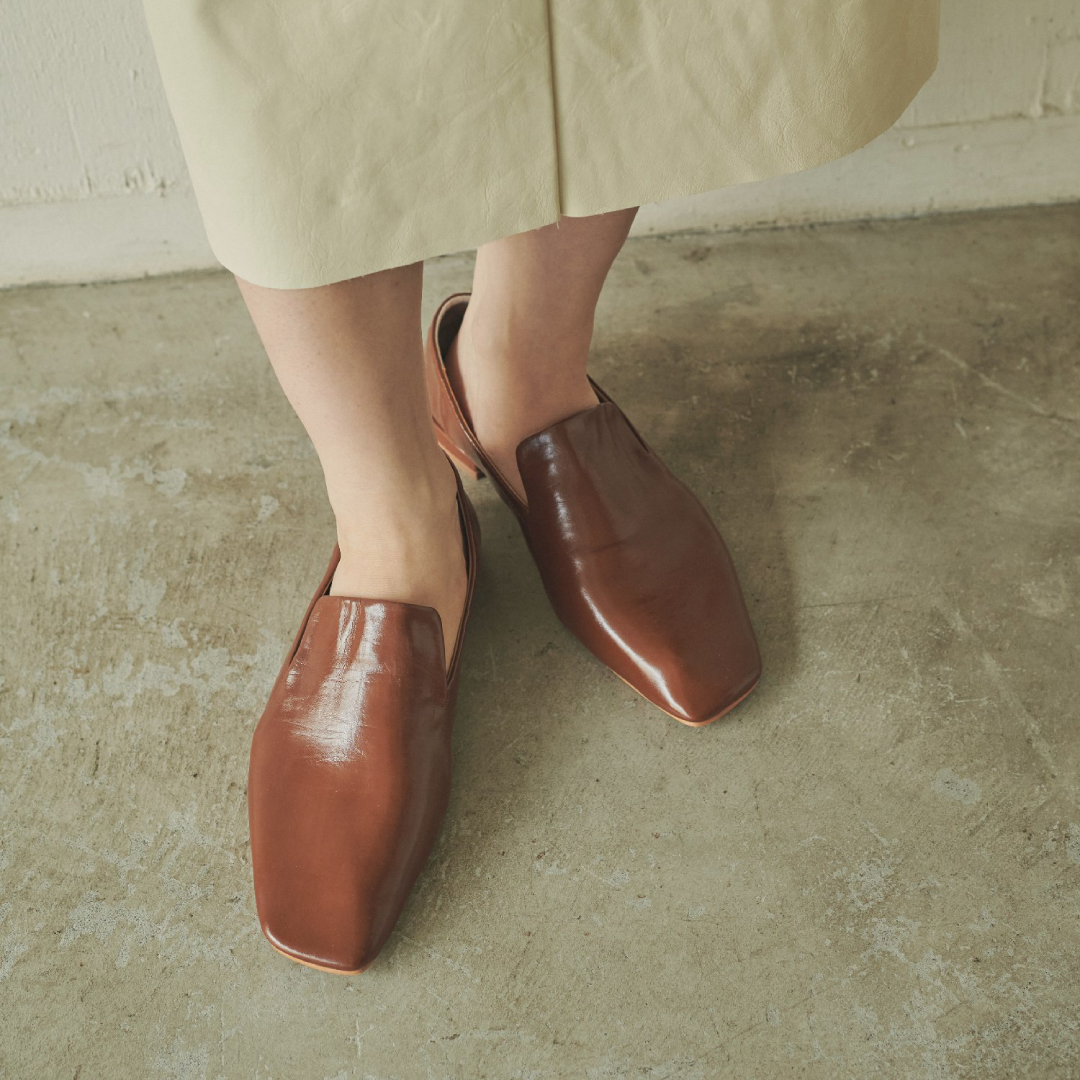▷square tope shoes¥8,690 taxinoffwhite/black/brown/beige品番：WW257342B001#kariandlili #kari #カウリアンドリィリィ #カウリ #トレンド #トレンドアイテム #30代コーデ #20代コーデ #大人ファッション #大人スタイル #大人コーデ #大人カジュアル #大人フェミニン #高見え #高見えアイテム #大人のプチプラ #大人プチプラコーデ #フラットシューズ #スクエアシューズ #シューズコーデ #マニッシュコーデ