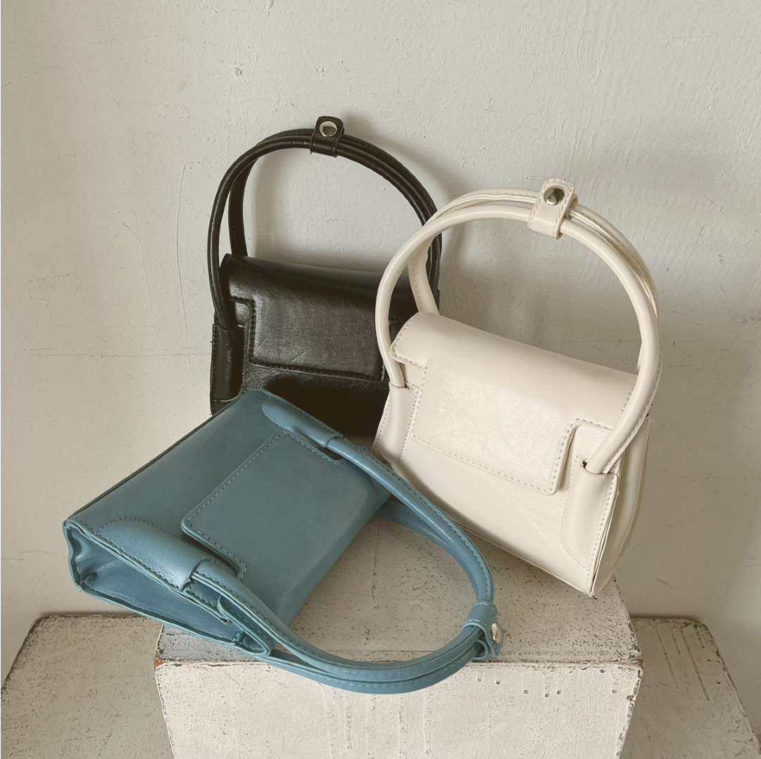▷square bag￥4,290 taxinoffwhite/black/blue品番：WW256843B001#kariandlili #kari #カウリアンドリィリィ #カウリ #トレンド #トレンドアイテム #30代コーデ #20代コーデ #大人ファッション #大人スタイル #大人コーデ #大人カジュアル #大人フェミニン #高見え #高見えアイテム #大人のプチプラ #大人プチプラコーデ #バッグ #ハンドバッグ #スクエアバッグ