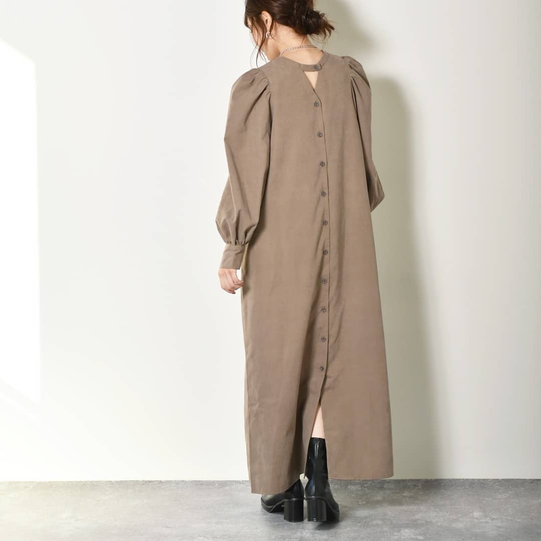 ﻿﻿﻿﻿﻿ﾎﾞﾘｭｰﾑｽﾘｰﾌﾞﾜﾝﾋﾟｰｽBlack/Brown/White﻿¥6,900+tax﻿店舗·ｵﾝﾗｲﾝ入荷済。﻿﻿﻿﻿﻿ﾊﾞｯｸﾃﾞｻﾞｲﾝが素敵なおとなﾜﾝﾋﾟｰｽ。ｽﾄﾝとしたIﾗｲﾝで甘さ控えめ。ﾍﾞﾙﾄでｳｴｽﾄﾏｰｸしても◎﻿﻿ｲﾝﾅｰにｼｱｰﾄｯﾌﾟｽをいれたり、上からﾍﾞｽﾄなどをﾚｲﾔｰﾄﾞしてもお洒落です！今から春先までお使い頂けます！﻿#kivi_official﻿﻿#キヴィ﻿﻿#kivi﻿﻿#大人ファッション﻿﻿#大人カジュアル﻿#ootd﻿﻿#kivi_ootd﻿﻿#大人ワンピース#ボリュームスリーブワンピース#大人ワンピ#大人ガーリー#20代コーデ﻿#30代コーデ﻿#大人コーデ﻿#fashion﻿﻿#wear﻿﻿#オンオフ﻿﻿#ニューノーマル﻿﻿﻿﻿﻿﻿