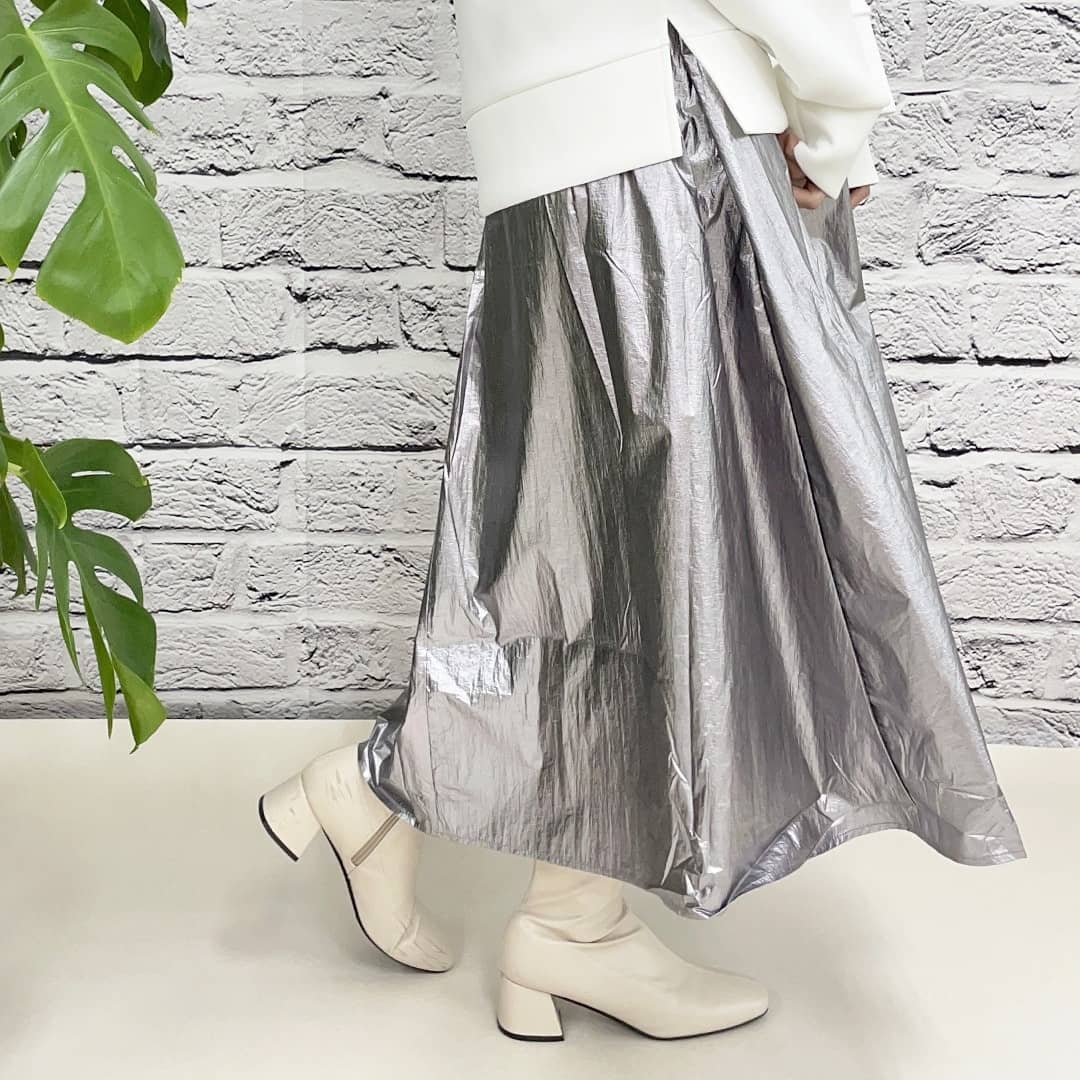 ﻿﻿﻿﻿﻿ﾎｲﾙﾌﾚｱｽｶｰﾄBlack/Gray/Green¥5,400+tax﻿店舗·ｵﾝﾗｲﾝ入荷済。﻿﻿﻿﻿﻿ｴｯｼﾞの効いた大人めﾌﾚｱｽｶｰﾄ！個性派ｱｲﾃﾑにはｼﾝﾌﾟﾙなﾄｯﾌﾟｽを合わせが◎﻿#kivi_official﻿﻿#キヴィ﻿﻿#kivi﻿﻿#大人ファッション﻿﻿#大人カジュアル﻿#ootd﻿﻿#kivi_ootd﻿﻿#ホイルフレアスカート#ボリュームスカート#ホイルスカート#個性派スカート#20代コーデ﻿#30代コーデ﻿#大人コーデ﻿#fashion﻿﻿#wear﻿﻿#オンオフ﻿﻿#ニューノーマル﻿﻿﻿﻿﻿﻿