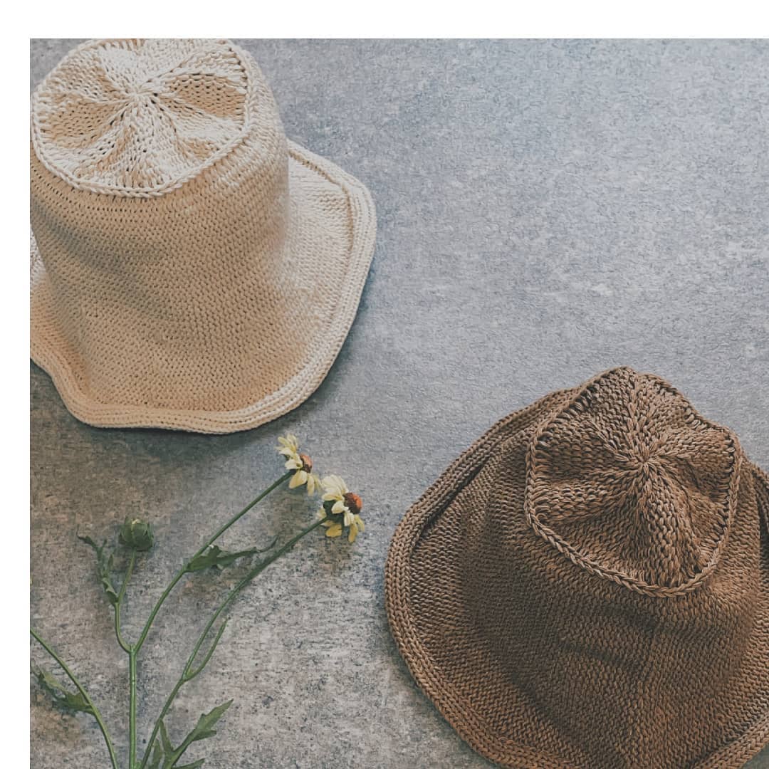 ナチュラルバケット¥4,500+taxwhite/brownペーパー素材を使用したトレンドの春夏仕様のバケットハット!フチに柔らかいワイヤー入りりハット部分が深めになっており、お洒落感が増します◎#kivi_official#キヴィ#kivi#大人ファッション#大人カジュアル#バケットハット#バケハ#ナチュラルバケハ#春夏バケハ#大人めバケハ#バケハスタイル#バケハコーデ#ootd#kivi_ootd#fashion#wear#オンオフ#ニューノーマル