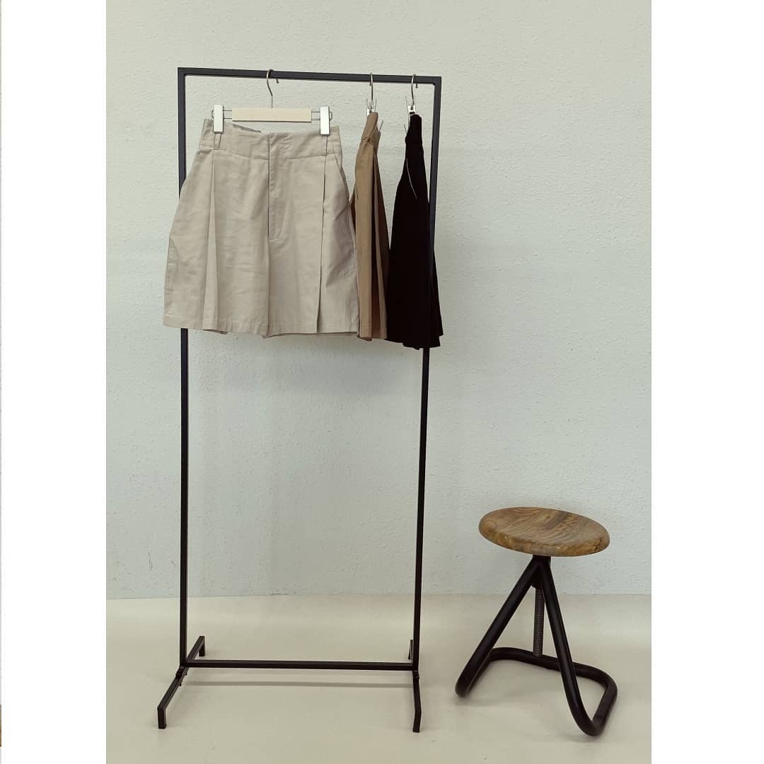 ﻿﻿﻿﻿﻿﻿ﾘﾈﾝﾗｲｸｼｮｰﾄﾊﾟﾝﾂ﻿￥3,500＋tax﻿Black/Beige/Light Beige﻿一部店舗・オンライン入荷済み。﻿﻿﻿﻿夏らしいリネンタッチのセットアップ。ショートパンツは短すぎないので大人の方でも着用しやすいです。裾へ向かって広がっているシルエットで脚のラインも綺麗に見えます◎カットソーを合わせてカジュアルな着こなしはもちろん、ブラウスを合わせて少しきちんと感を出したスタイルもおすすめ。﻿﻿﻿﻿﻿﻿﻿#kivi_official﻿﻿﻿#キヴィ﻿﻿﻿#kivi﻿﻿﻿#大人ファッション﻿﻿﻿#大人カジュアル﻿﻿#ootd﻿﻿﻿#kivi_ootd﻿﻿﻿#リネン﻿#リネンショートパンツ﻿#リネンパンツ﻿#リネンセットアップ﻿#セットアップスタイル﻿#セットアップコーデ﻿#大人セットアップ﻿#20代コーデ﻿﻿#30代コーデ﻿﻿#大人コーデ﻿﻿#fashion﻿﻿﻿#wear﻿﻿﻿#オンオフ﻿﻿﻿#ニューノーマル﻿﻿﻿﻿﻿﻿﻿﻿﻿
