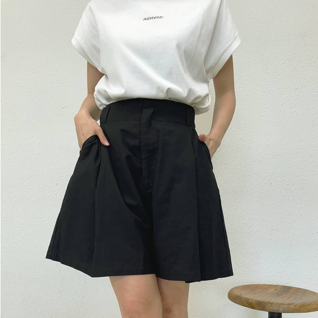 ﻿﻿﻿﻿﻿﻿ﾘﾈﾝﾗｲｸｼｮｰﾄﾊﾟﾝﾂ﻿￥3,500＋tax﻿Black/Beige/Light Beige﻿一部店舗・オンライン入荷済み。﻿﻿﻿﻿夏らしいリネンタッチのセットアップ。ショートパンツは短すぎないので大人の方でも着用しやすいです。裾へ向かって広がっているシルエットで脚のラインも綺麗に見えます◎カットソーを合わせてカジュアルな着こなしはもちろん、ブラウスを合わせて少しきちんと感を出したスタイルもおすすめ。﻿﻿﻿﻿﻿#kivi_official﻿﻿﻿#キヴィ﻿﻿﻿#kivi﻿﻿﻿#大人ファッション﻿﻿﻿#大人カジュアル﻿﻿#ootd﻿﻿﻿#kivi_ootd﻿﻿﻿#リネン﻿#リネンショートパンツ﻿#リネンパンツ﻿#リネンセットアップ﻿#セットアップスタイル﻿#セットアップコーデ﻿#大人セットアップ﻿#20代コーデ﻿﻿#30代コーデ﻿﻿#大人コーデ﻿﻿#fashion﻿﻿﻿#wear﻿﻿﻿#オンオフ﻿﻿﻿#ニューノーマル﻿﻿﻿﻿﻿﻿﻿﻿﻿
