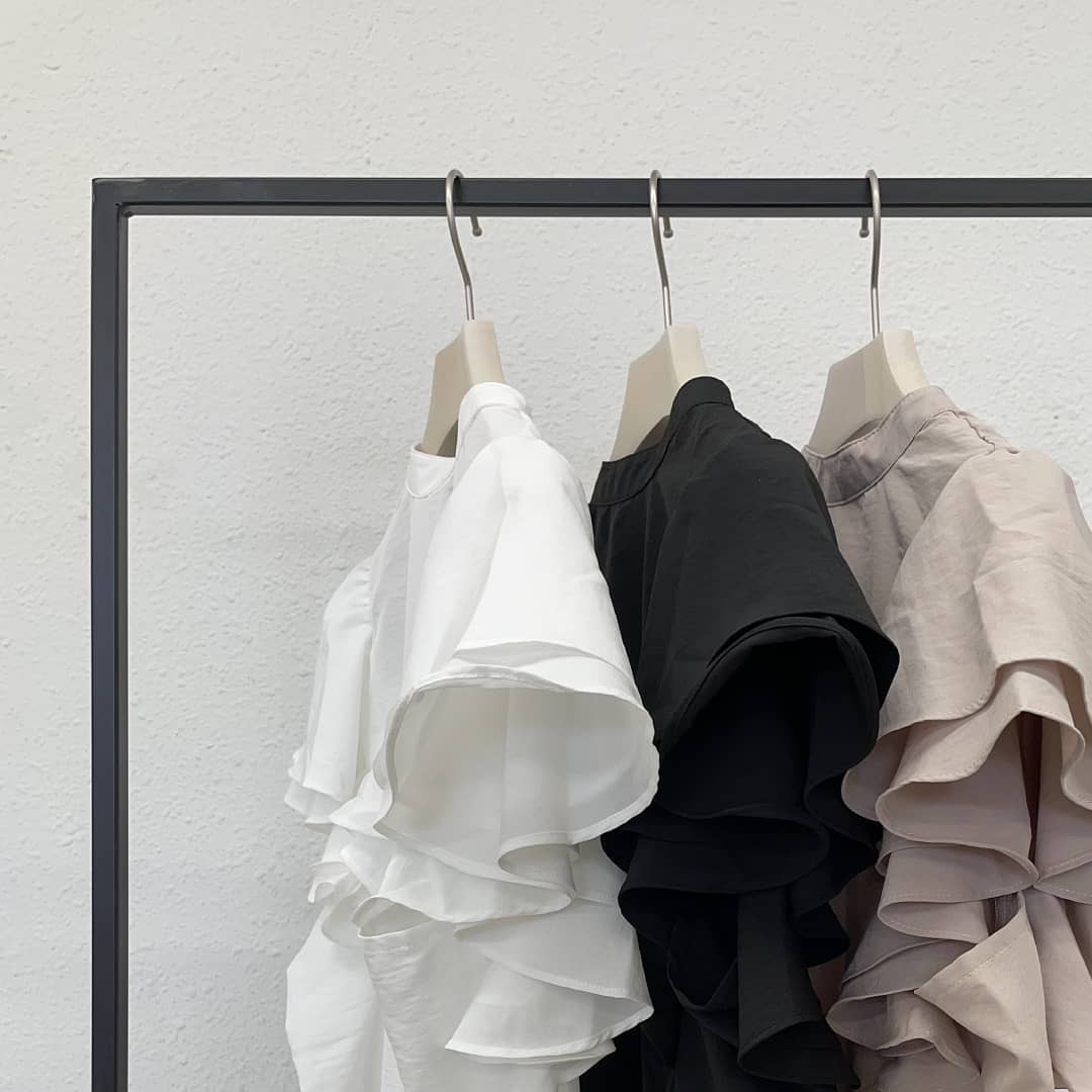 ﻿﻿﻿﻿﻿﻿Wﾌﾘﾙｽﾘｰﾌﾞﾌﾞﾗｳｽ﻿white/black/beige﻿￥3,900＋tax﻿ｵﾝﾗｲﾝｽﾄｱ、一部店舗入荷済み。﻿﻿シルクタッチで肌ざわりがよいです。﻿フリルデザインですが﻿スタンドカラーなので甘すぎず、﻿大人めガーリーに着て頂けます！﻿デニムやパンツ、サロペットと合わせるのがおすすめ◎﻿﻿﻿﻿﻿﻿﻿#kivi_official﻿﻿﻿#キヴィ﻿﻿﻿#kivi﻿﻿﻿#大人ファッション﻿﻿﻿#大人カジュアル﻿﻿#ootd﻿﻿﻿#kivi_ootd﻿﻿﻿#ブラウス﻿#フリルブラウス﻿#大人めガーリー﻿#大人ガーリー﻿#20代コーデ﻿﻿#30代コーデ﻿﻿#大人コーデ﻿﻿#fashion﻿﻿﻿#wear﻿﻿﻿#オンオフ﻿﻿﻿#ニューノーマル﻿﻿﻿﻿﻿﻿﻿﻿﻿