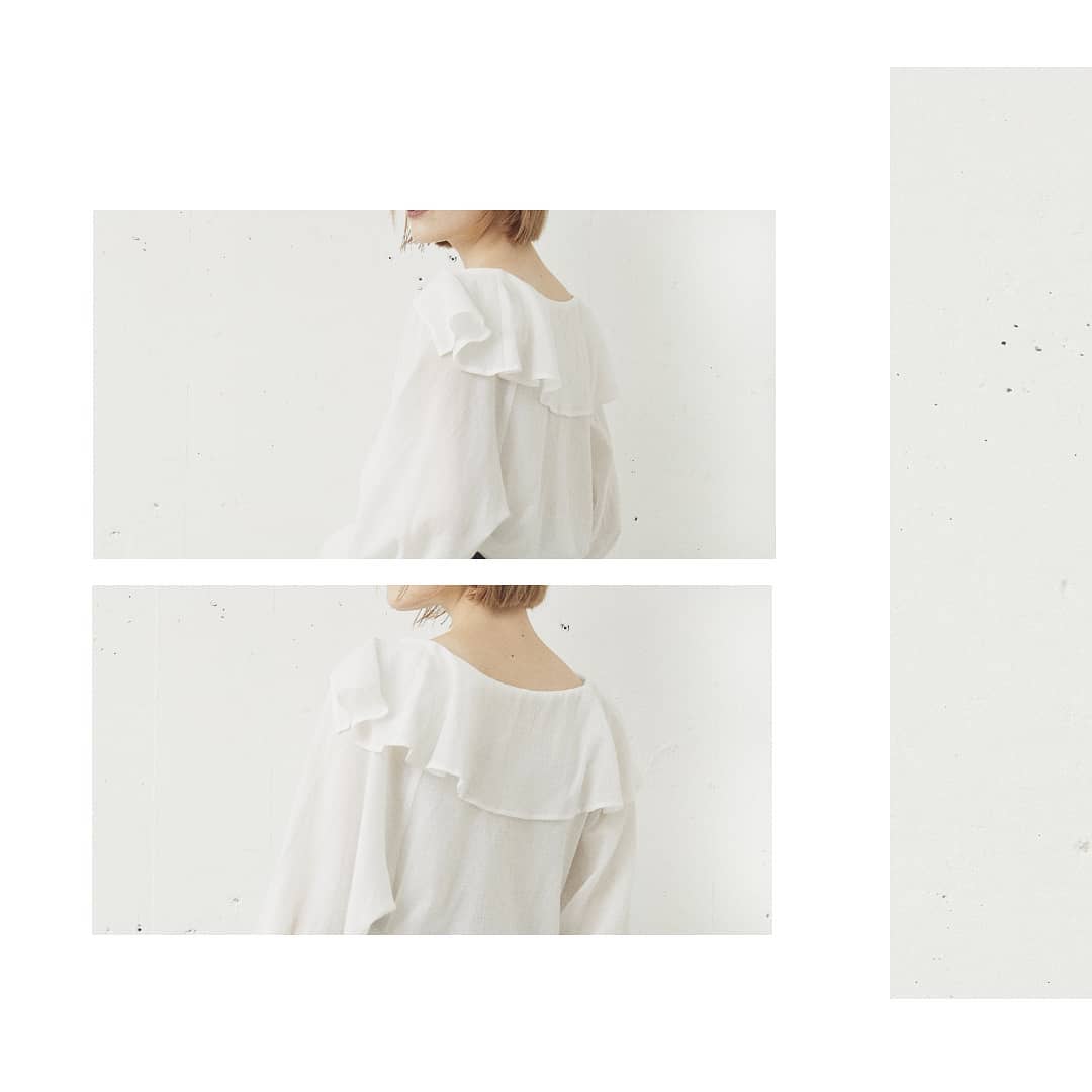 ⁡⁡⁡ﾄﾞﾛｽﾄﾋﾞｯｸﾞｶﾗｰﾌﾞﾗｳｽWhite/Black/Beige¥5,400+taxｵﾝﾗｲﾝｽﾄｱ、店舗入荷済み。⁡⁡⁡ふわふわコットンの大人のビックカラーブラウス！チュニック丈なのでインでもアウトでも着回し可能◎ウエストには共素材のループ付きでウエストマークもできます。今季トレンドの襟デザインで大人可愛いスタイルに。⁡長袖ですが、袖口部分はゴム仕様のため⁡まくって五分袖のようにも着て頂けるので⁡合わせ方次第でオールシーズン楽しめます！⁡#kivi_official#キヴィ#kivi #大人ファッション#大人カジュアル#ootd#kivi_ootd#ビックカラーブラウス#ビックカラー#襟ブラウス#フリルブラウス⁡#フリル⁡#大人可愛い⁡#大人ブラウス#ブラウスコーデ#大人めブラウス#大人ブラウススタイル#20代コーデ#30代コーデ#大人コーディネート#fashion#wear#オンオフ#ニューノーマル