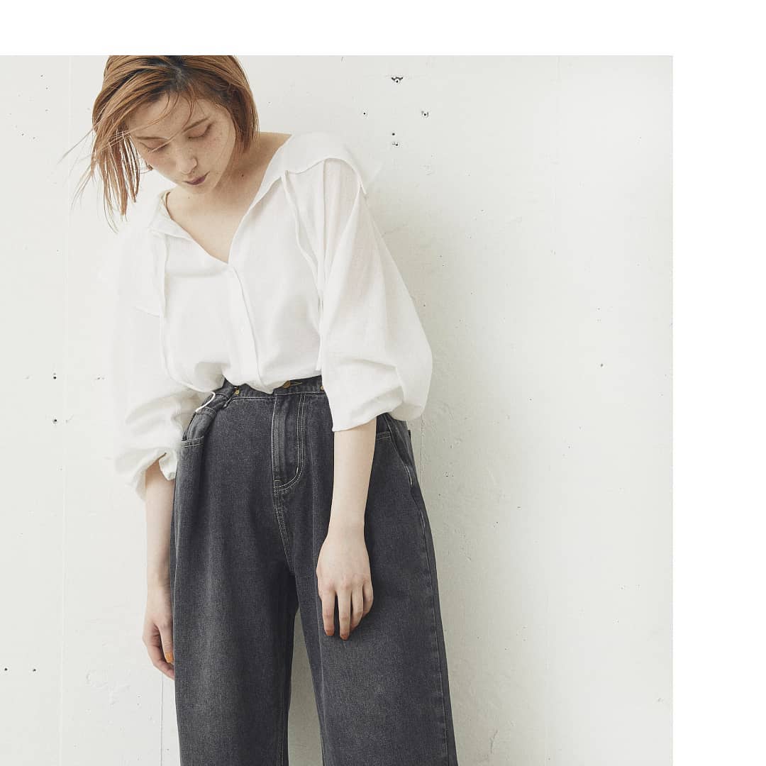 ⁡⁡⁡ﾄﾞﾛｽﾄﾋﾞｯｸﾞｶﾗｰﾌﾞﾗｳｽWhite/Black/Beige¥5,400+taxｵﾝﾗｲﾝｽﾄｱ、店舗入荷済み。⁡⁡⁡ふわふわコットンの大人のビックカラーブラウス！チュニック丈なのでインでもアウトでも着回し可能◎ウエストには共素材のループ付きでウエストマークもできます。今季トレンドの襟デザインで大人可愛いスタイルに。⁡長袖ですが、袖口部分はゴム仕様のため⁡まくって五分袖のようにも着て頂けるので⁡合わせ方次第でオールシーズン楽しめます！⁡#kivi_official#キヴィ#kivi #大人ファッション#大人カジュアル#ootd#kivi_ootd#ビックカラーブラウス#ビックカラー#襟ブラウス#フリルブラウス⁡#フリル⁡#大人可愛い⁡#大人ブラウス#ブラウスコーデ#大人めブラウス#大人ブラウススタイル#20代コーデ#30代コーデ#大人コーディネート#fashion#wear#オンオフ#ニューノーマル