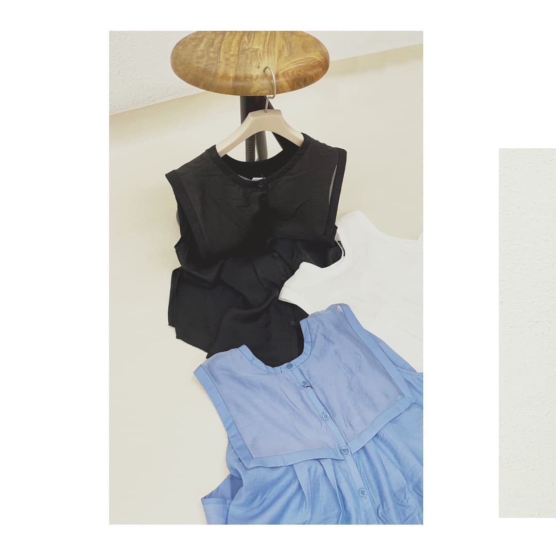 ｼｱｰｶﾗｰﾉｰｽﾘﾌﾞﾗｳｽ￥3,500＋taxBlack/White/Blueｵﾝﾗｲﾝｽﾄｱ、店舗入荷済み。大人可愛いおすすめのﾉｰｽﾘﾌﾞﾗｳｽ。ｵｰｶﾞﾝｼﾞｰ素材でｼｱｰなﾌﾗｼﾃﾞｻﾞｲﾝがﾎﾟｲﾝﾄ。前後2wayでお楽しみ頂けます。#kivi_official#キヴィ#kivi#大人ファッション#大人カジュアル#シアーカラー#ノースリーブブラウス#ノースリブラウス#モード#シアーカラーブラウス#シアーノースリ#ootd#kivi_ootd#fashion#wear#オンオフ#ニューノーマル