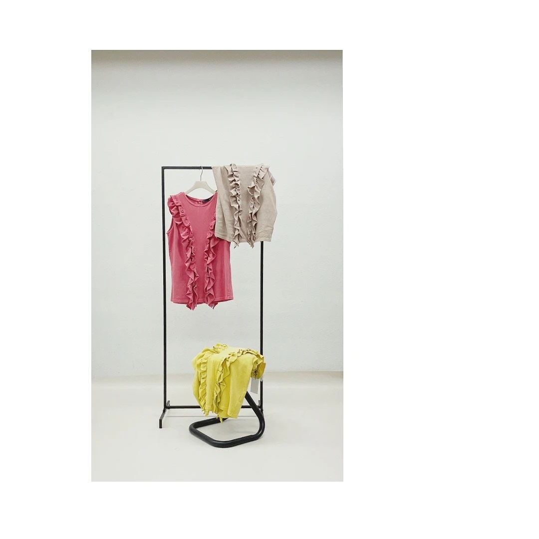 ｳﾞｨﾝﾃｰｼﾞﾌﾘﾙﾉｰｽﾘｶｯﾄ￥2,900＋taxyellow/brown/redｵﾝﾗｲﾝｽﾄｱ入荷済み。ピグメント加工でカジュアル見えするフリルブラウス。甘すぎないので好バランスで着ていただけます！#kivi_official#キヴィ#kivi#大人ファッション#大人カジュアル#ノースリーブブラウス#ノースリブラウス#フリル#フリルブラウス#ヴィンテージ#ピグメント加工#ootd#kivi_ootd#fashion#wear#オンオフ#ニューノーマル