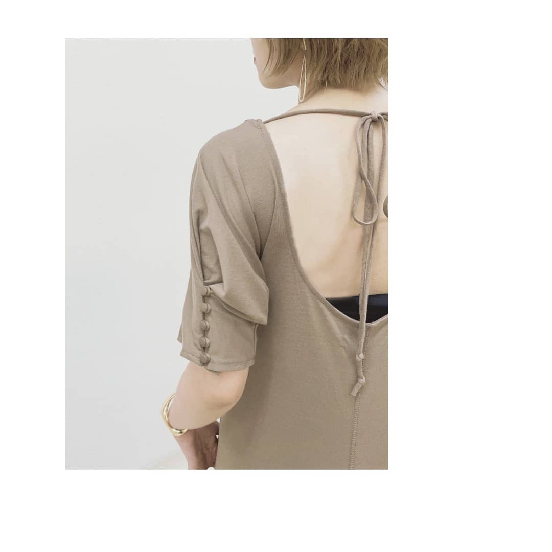ﾛﾝｸﾞTﾜﾝﾋﾟｰｽ￥3,900＋taxblack/ivory/brownｵﾝﾗｲﾝｽﾄｱ、店舗入荷済み。ざっくりあいたバックデザインが今年らしくてお洒落なロングワンピース。カット素材で楽な着心地でありながらしっかりお洒落なところがポイント◎ゆるいシルエットで着心地も楽です。シンプルなので帽子やアクセサリーなどの小物で色々遊んでみてください！インナーは完全に見えないデザインのものか、あえて見せるデザインのものを選んでも可愛いです！#kivi_official#キヴィ#kivi#大人ファッション#大人カジュアル#ootd#kivi_ootd#fashion#wear#オンオフ#ニューノーマル#バックシャン#バックシャンデザイン#Tワンピ#バックシャンワンピース#ワンピース#大人めワンピース#ワンピコーデ#ワンピスタイル#バックデザイン#バックデザインワンピース#大人可愛い