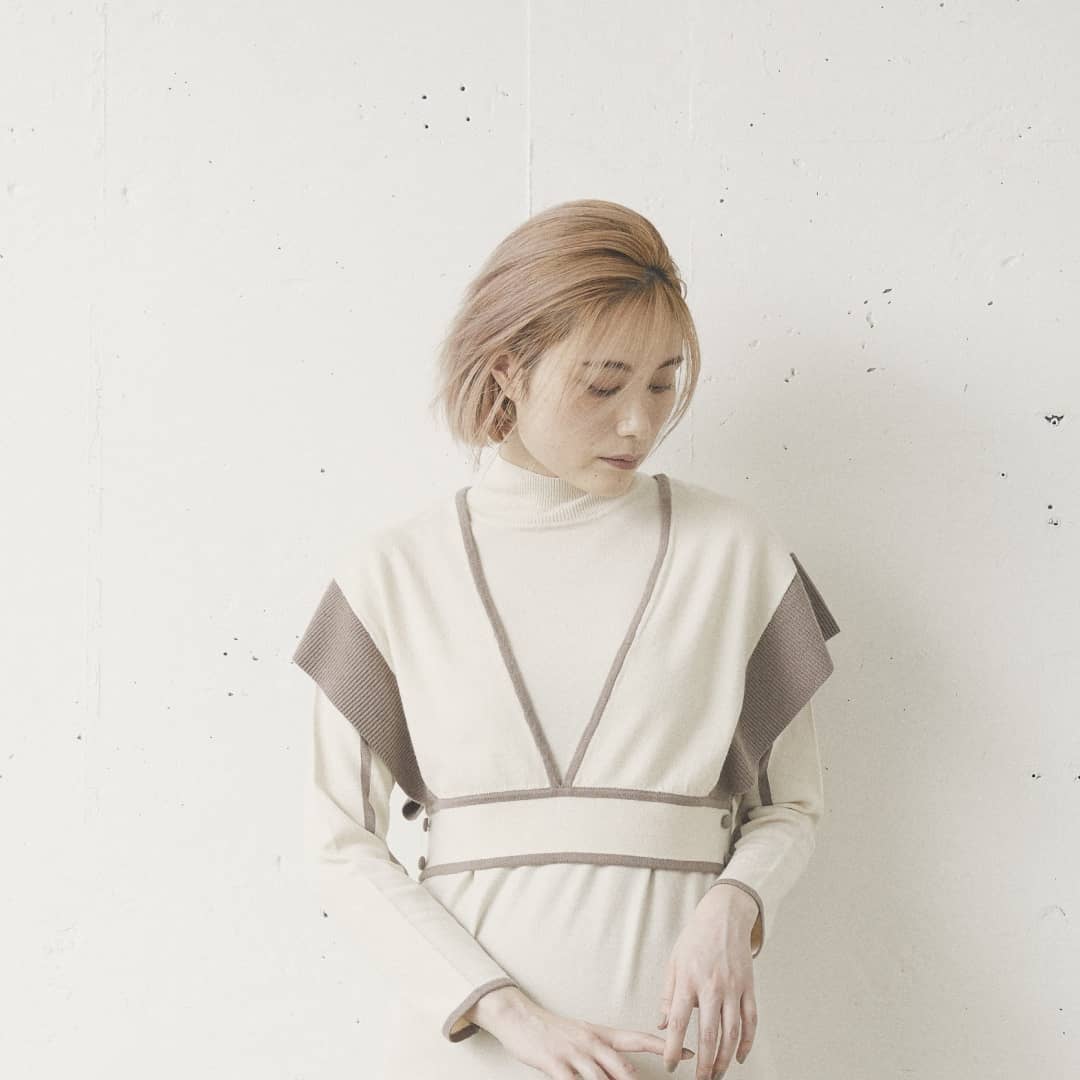 .【PRE ORDER】アンサンブルニットワンピース￥6,900＋taxivory/brown/green12月下旬頃のお届け予定。配色やパイピングなど今年らしいデザインのニットワンピース。レイヤードスタイルなのでとてもお洒落見えします！程よく伸縮するニットで着心地もよいです。少しレディな雰囲気が素敵です◎..