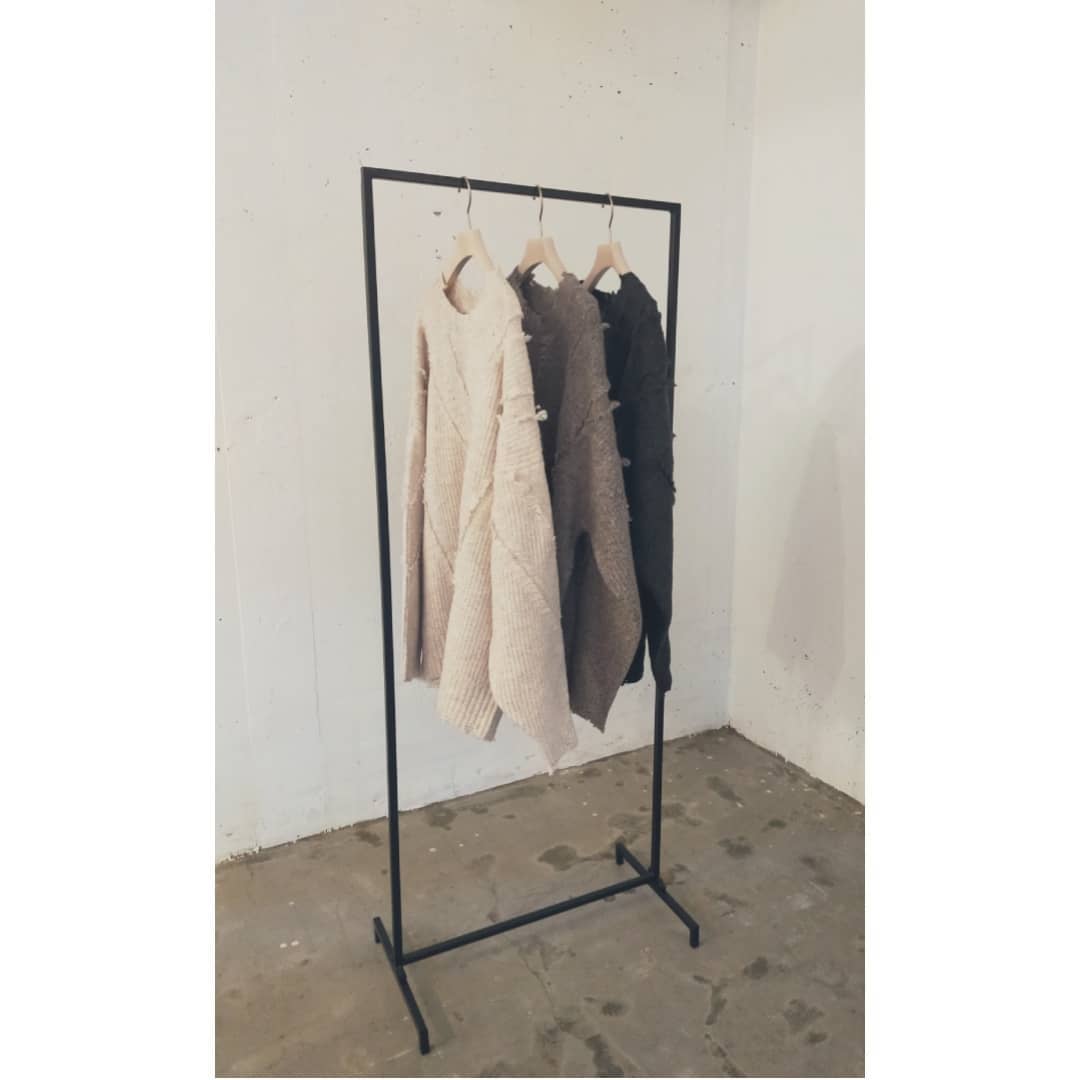 ダメージプルオーバーフリンジニット￥4,800＋taxivory/charcoal/brownしっかりあたたかみのある中肉厚のニット。今年らしいダメージやフリンジデザインを落とし込んでシンプルなようでいてどこか存在感のある1枚に仕上げました。ゆるっとオーバーサイズなシルエットが可愛いです。おしりも隠れる丈感なので、すっきりとしたパンツ合わせや、トレンドのショート丈ボトム×ブーツ合わせも素敵です。..