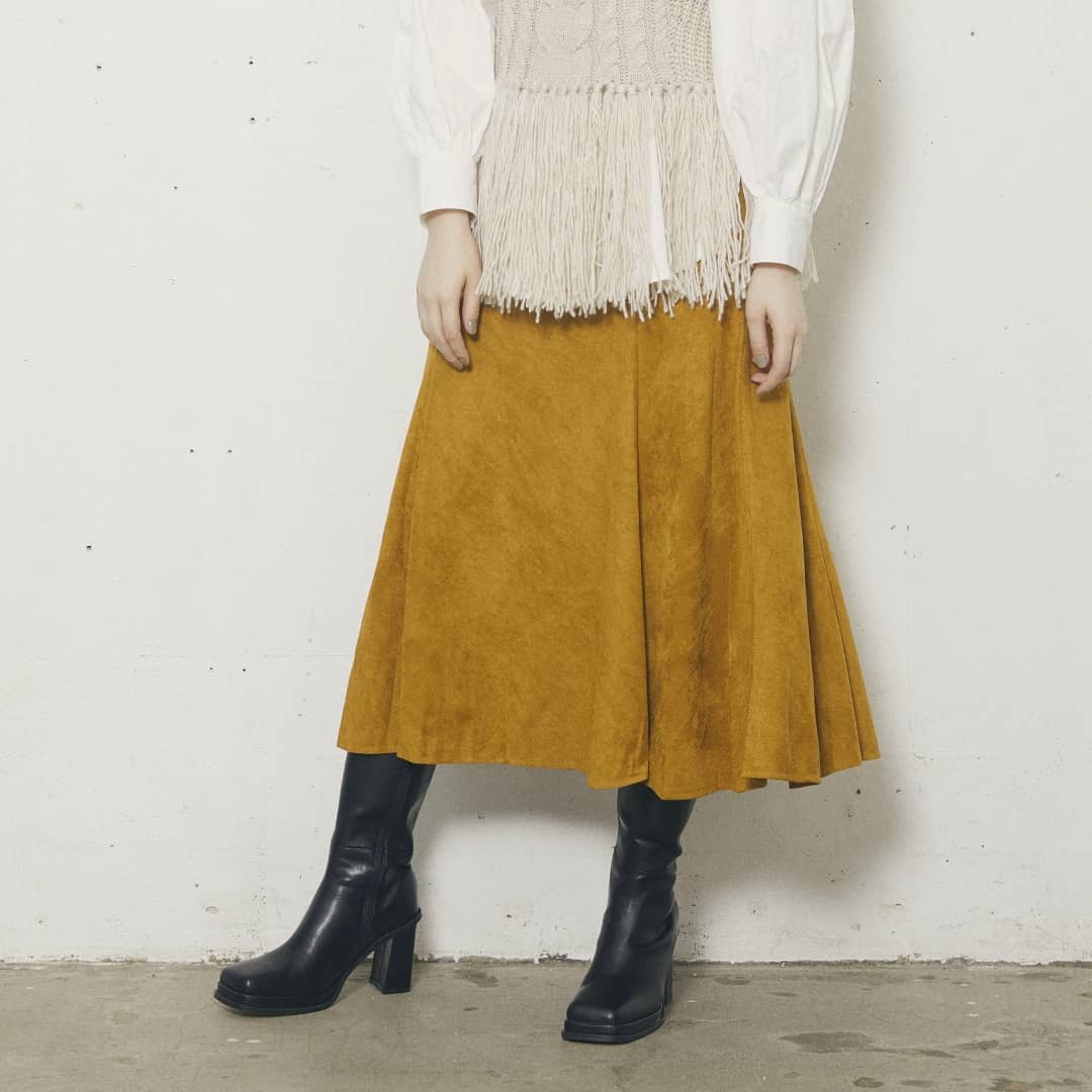 ..フェイクスエードマーメイドスカート￥5,400＋taxmustard/ivory/brownシルエットの綺麗なマーメイドスカート。ウエストはゴム仕様。きれめにもカジュアルにも合わせやすく、着回しのきくおすすめアイテムです。..着用モデル：身長169cm..