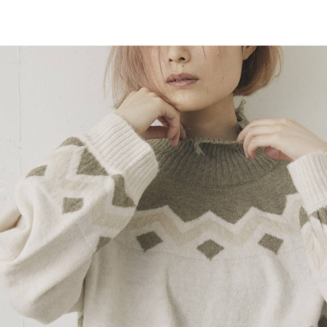 .オルテガダメージショートニット￥4,500＋taxblack/white冬らしいオルテガ柄のニットにトレンドのダメージ加工をくわえたショートニット。柔らかい肌心地でちくちくしにくい着心地です。短丈なのでワンピースの上から着用しても可愛いです。..