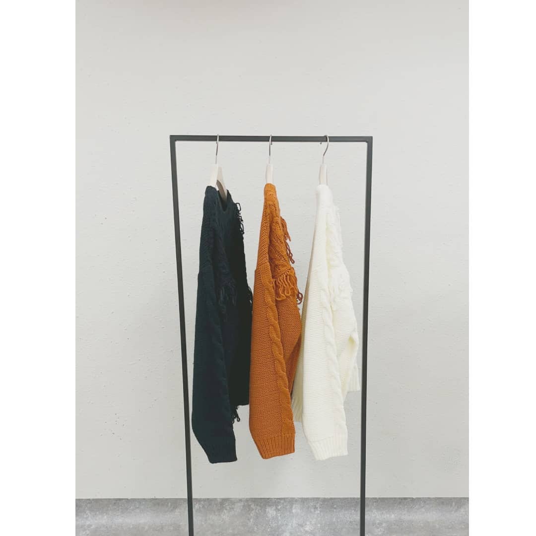 ..ケーブルフリンジニット￥4,900＋taxorange/ivory/blackニットの切替部分はフリンジと短いループのMIX仕様。ゆるめのサイズ感でシルエットも可愛いです◎..