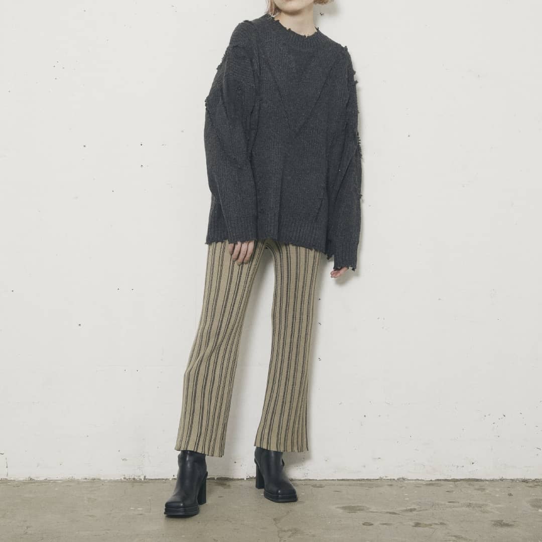 ..ジャガードストライプパンツ￥4,500＋taxlightgray/blackストライプ柄で脚のラインが綺麗に見える大人パンツ。ウエストはゴム仕様です。よりすらっと見えるヒールのあるブーツ合わせがおすすめ。トップスはゆるめのニットやチュニック丈のシャツなどと相性よいです◎..