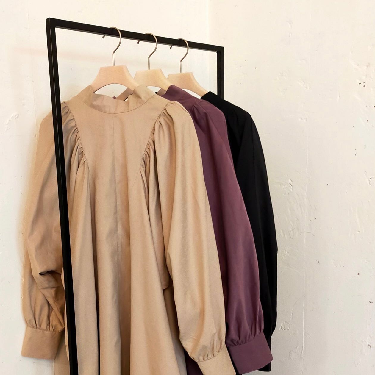 2wayボータイワンピース⁡￥6,390 taxin⁡beige/black/purple⁡品番：KW257022T001　 ⁡⁡⁡⁡前後2wayで楽しめるロングワンピース。⁡ボウタイは結んでも、ひとつくくりで垂らしても⁡お洒落。袖周りのデザインが特徴的で⁡ゆったりとボリュームのあるディティールが⁡ポイントです。1枚での着用はもちろん⁡ベストなどのレイヤードにもおすすめ。⁡⁡⁡⁡⁡#kivi #kivi_official #kivi_ootd #ootd #大人コーデ #大人スタイル #20代コーデ #30代コーデ #大人のプチプラ #お洒落好きの方と繋がりたい #トレンド #トレンドアイテム #大人カジュアル #カジュアル #カジュアルコーデ #大人ワンピース #ワンピース #ロングワンピース #2wayワンピース #ワンピースコーデ #ワンピーススタイル #大人可愛い