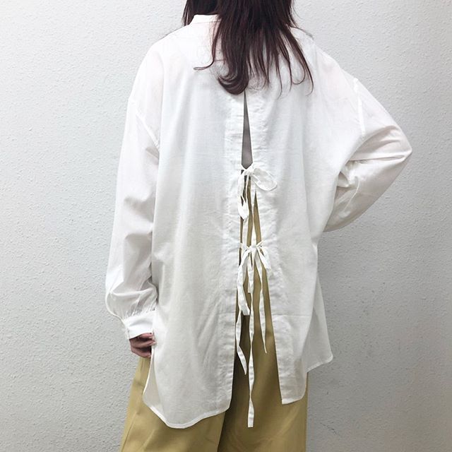 .【new arrival】﻿?RM080023T003 BリボンスリットBL▷¥2,900+tax(今週店舗入荷)﻿∥color∥white / beige / green﻿#retrogirl#retrogirl2020ss#レトロガール#レトロガールコーデ#プチプラ#プチプラコーデ#バックリボンブラウス#ブラウスコーデ
